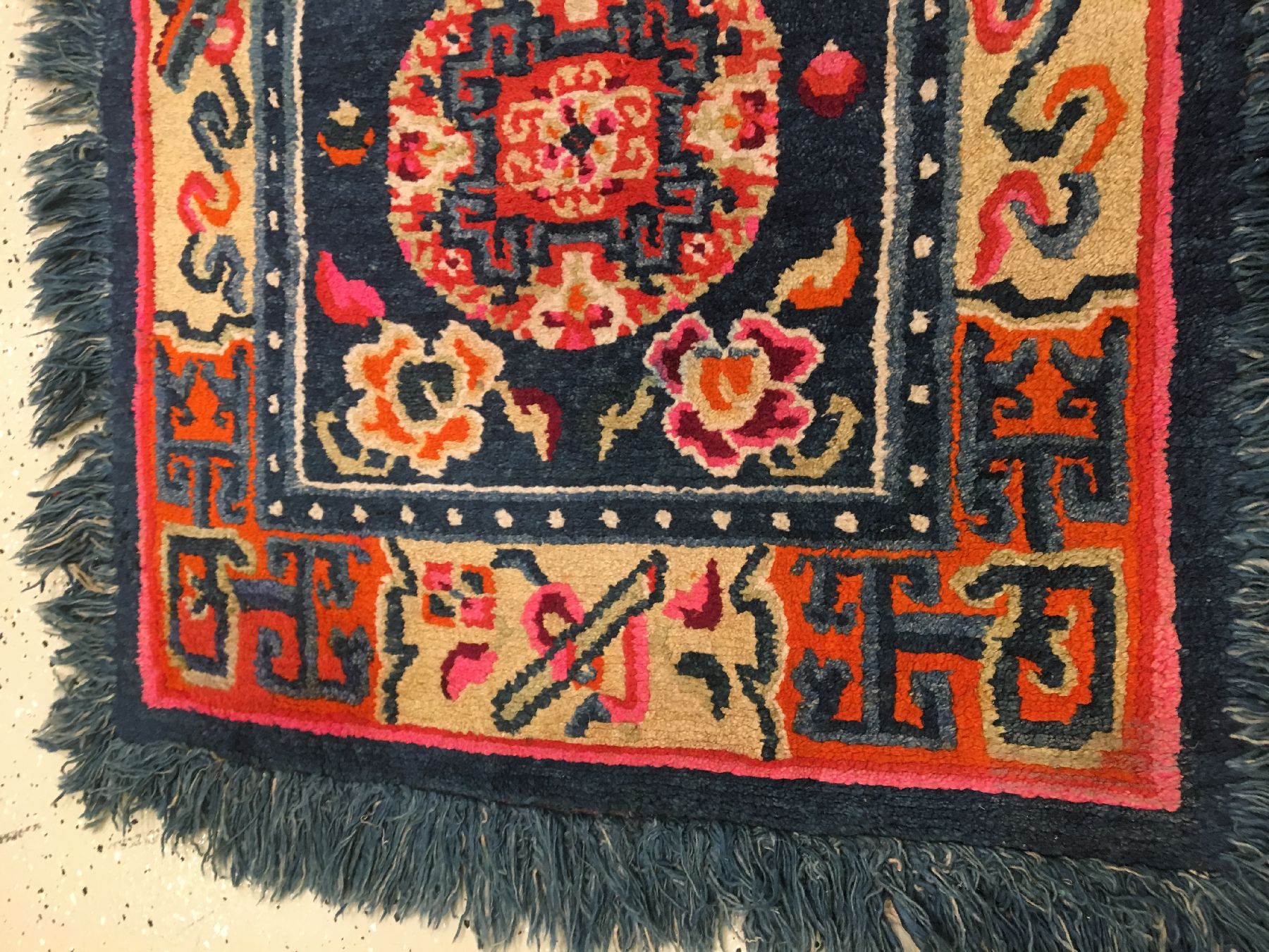Detail c: Gyantse "Meditationsteppich" alt, Südtibet, um 1920/1930, Wolle geknüpft auf Wolle. Tibetischer Meditationsteppich mit ...