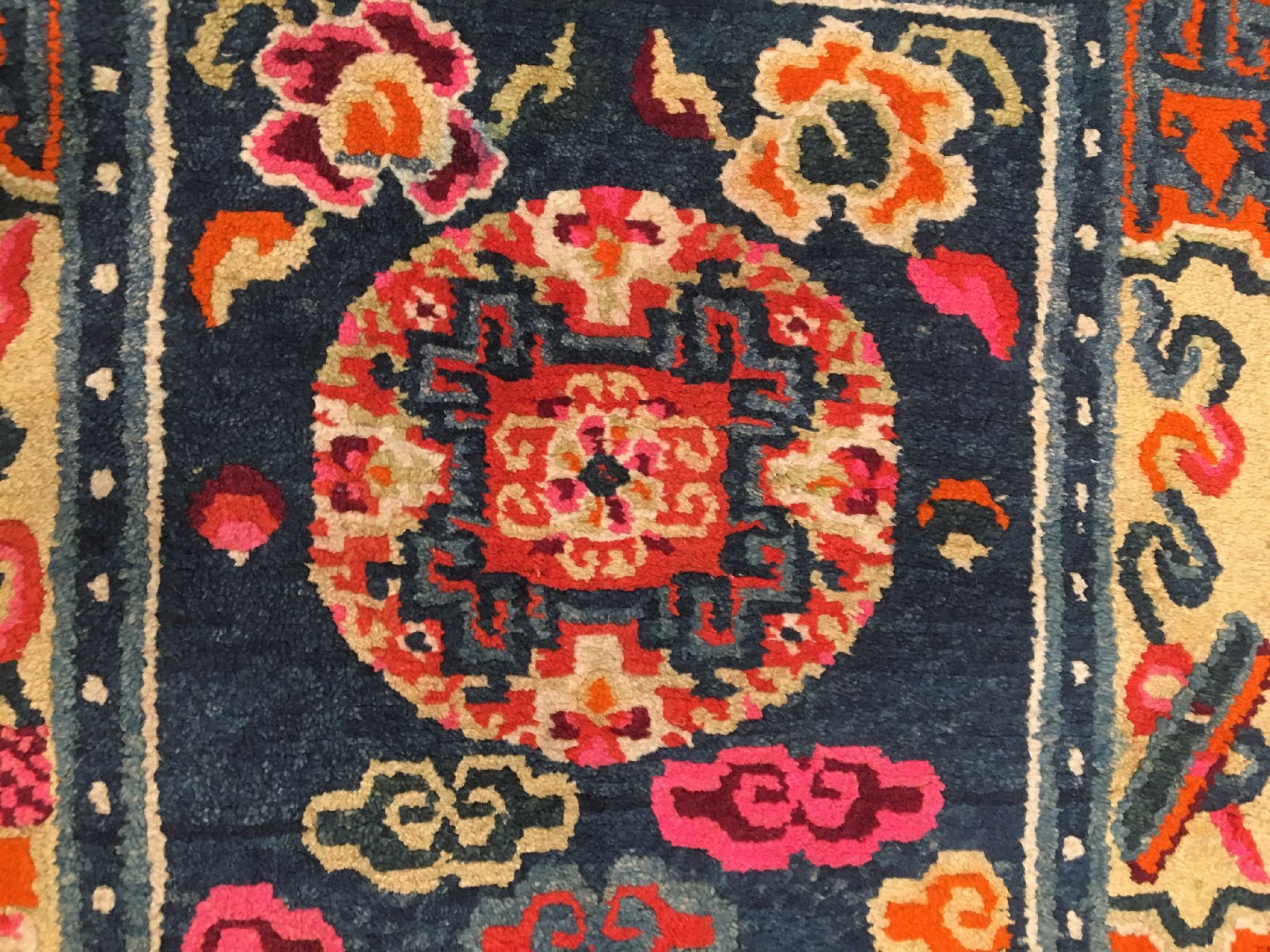 Detail d: Gyantse "Meditationsteppich" alt, Südtibet, um 1920/1930, Wolle geknüpft auf Wolle. Tibetischer Meditationsteppich mit ...
