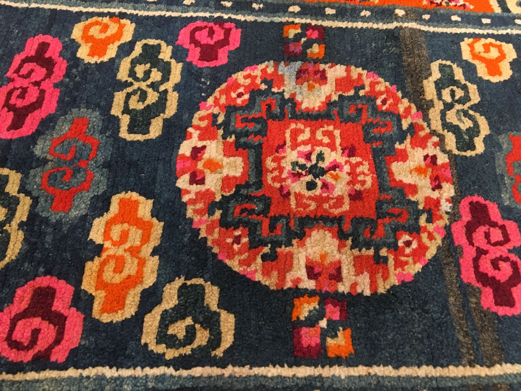 Detail e: Gyantse "Meditationsteppich" alt, Südtibet, um 1920/1930, Wolle geknüpft auf Wolle. Tibetischer Meditationsteppich mit ...