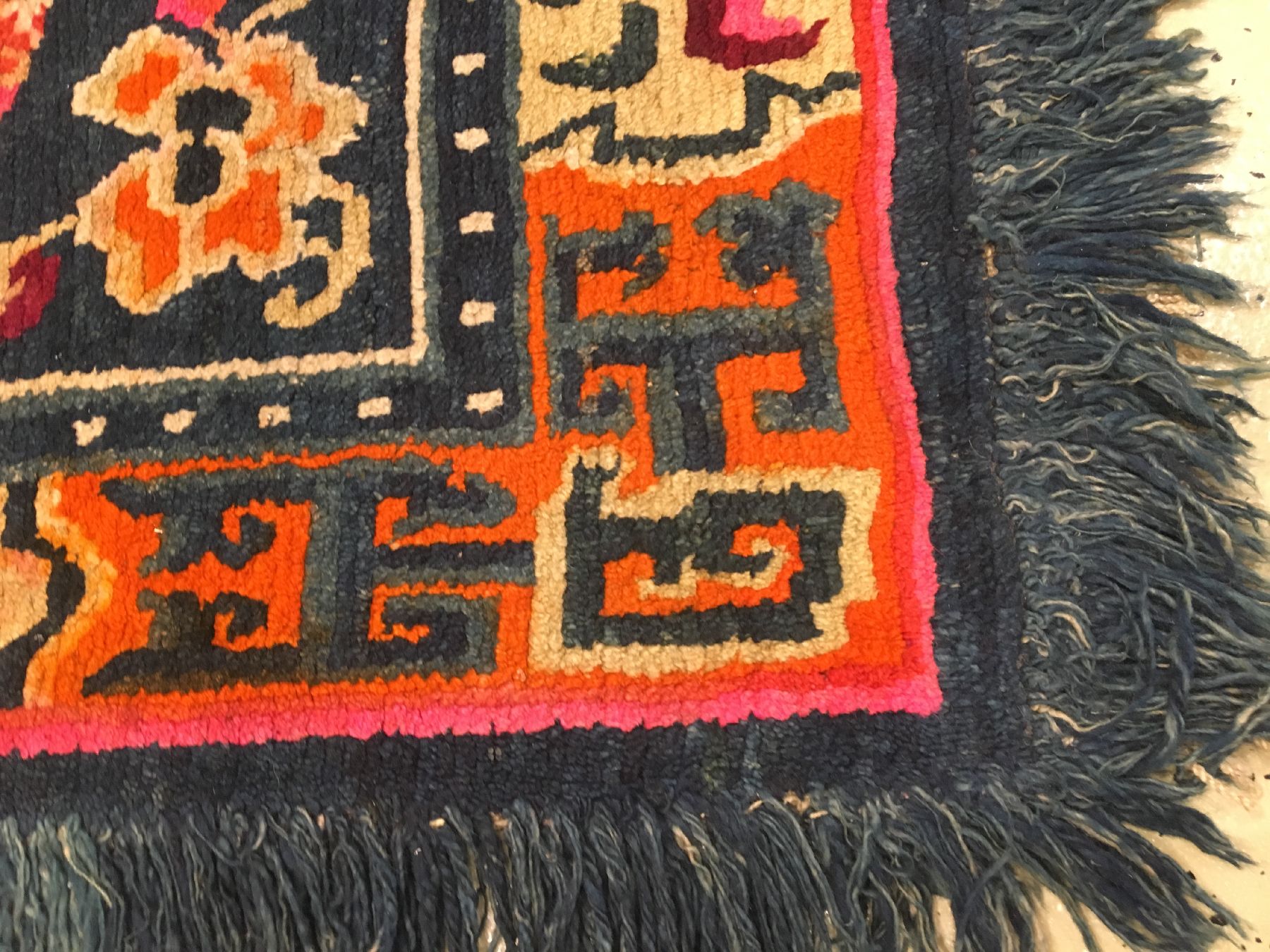 Detail f: Gyantse "Meditationsteppich" alt, Südtibet, um 1920/1930, Wolle geknüpft auf Wolle. Tibetischer Meditationsteppich mit ...