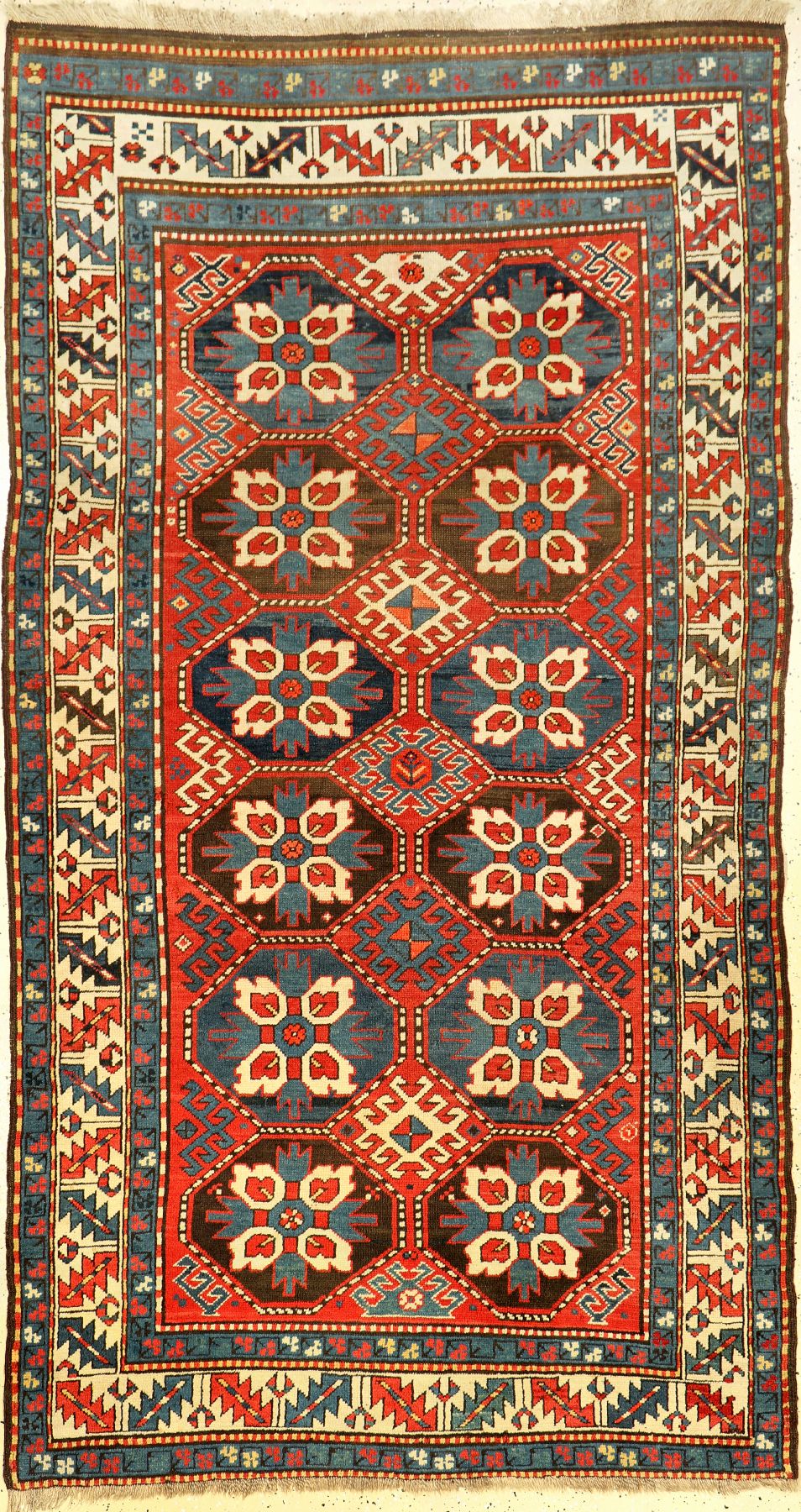 Tschelaberd Karabagh antik, Südkaukasus, um 1890/1900, Wolle geknüpft auf Wolle. Dekorativer Karabagh mit Tschelaberd-Güls im Rapport. Weiße ...