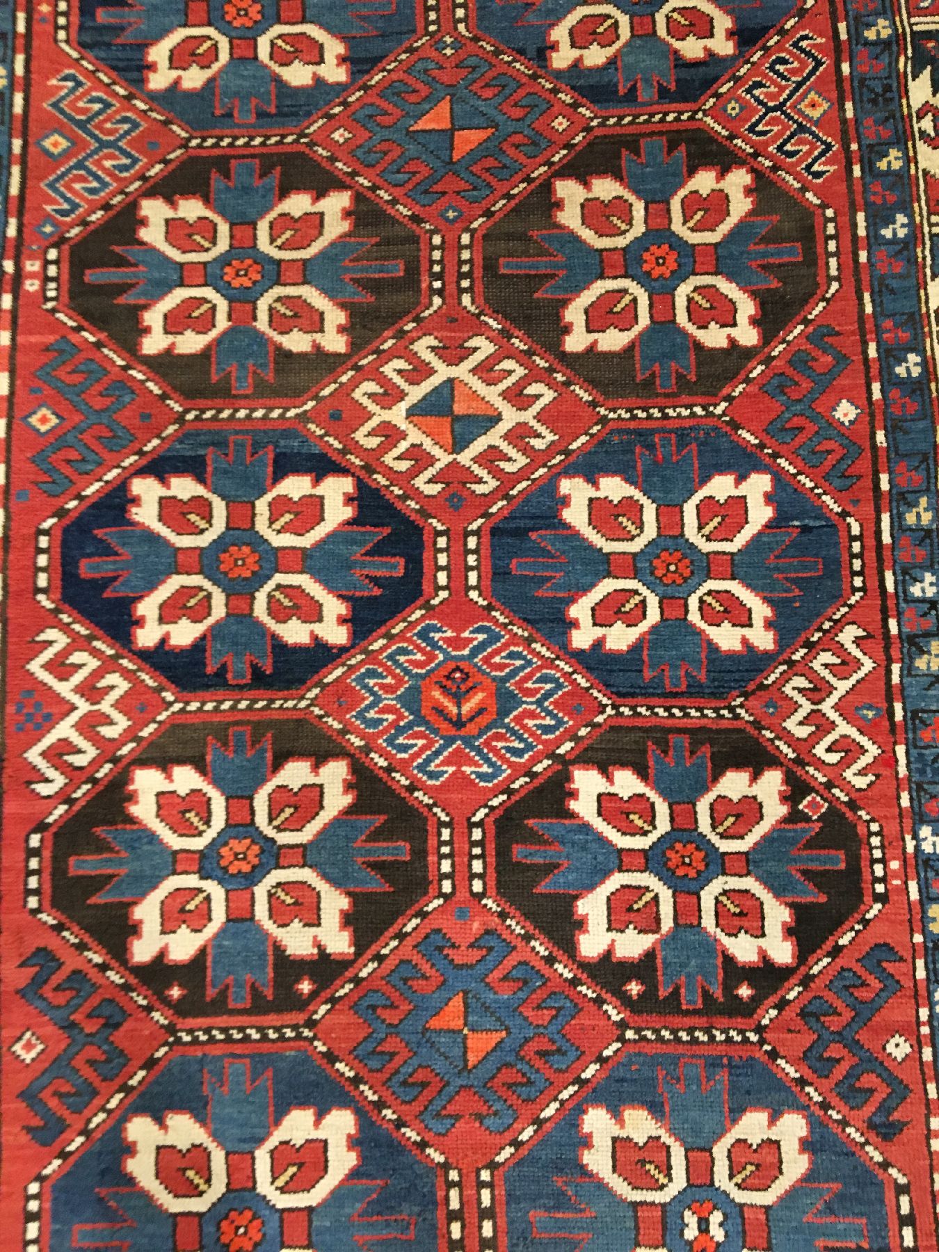 Detail c: Tschelaberd Karabagh antik, Südkaukasus, um 1890/1900, Wolle geknüpft auf Wolle. Dekorativer Karabagh mit Tschelaberd-Güls im Rapport. Weiße ...