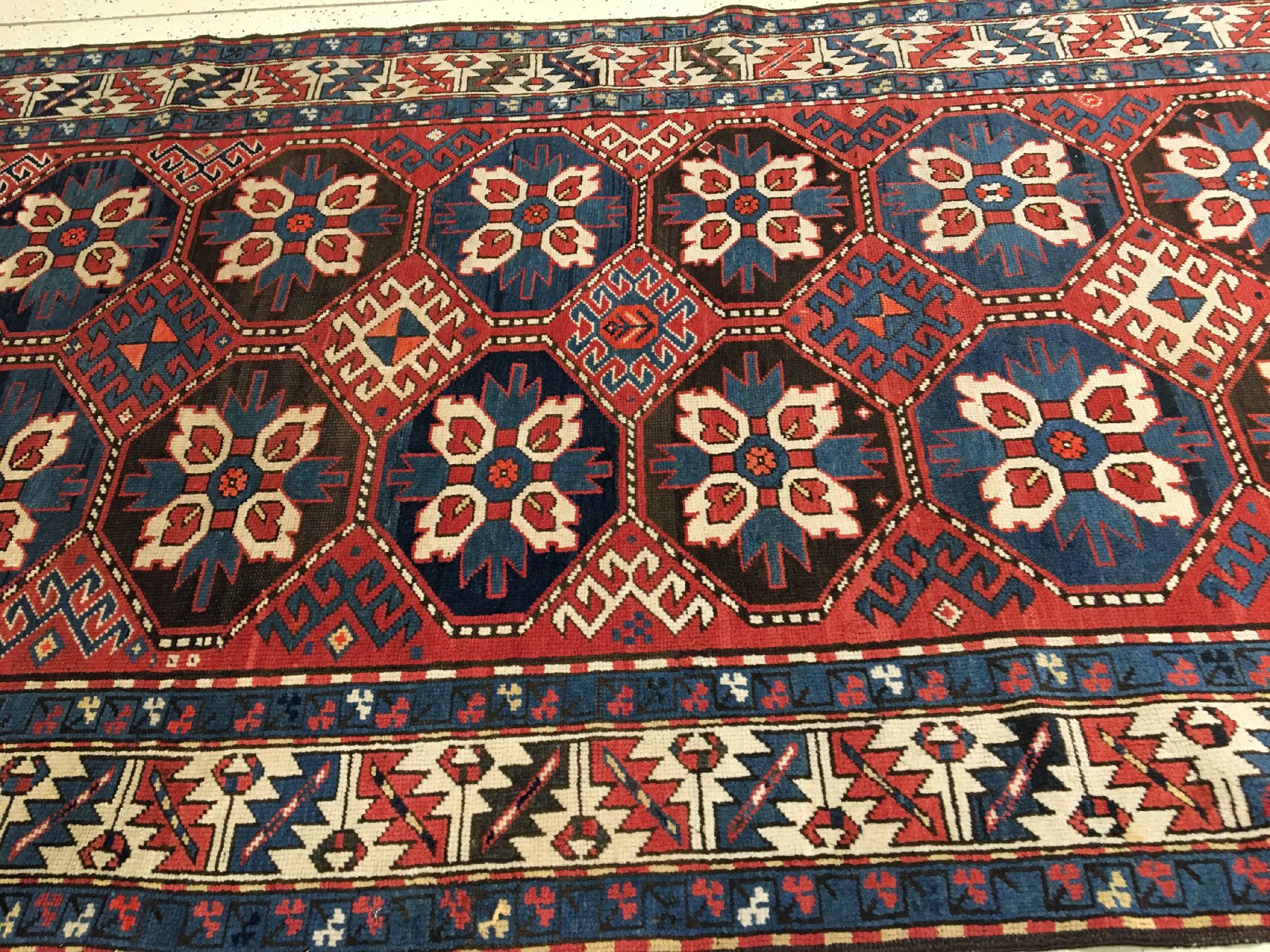 Detail d: Tschelaberd Karabagh antik, Südkaukasus, um 1890/1900, Wolle geknüpft auf Wolle. Dekorativer Karabagh mit Tschelaberd-Güls im Rapport. Weiße ...