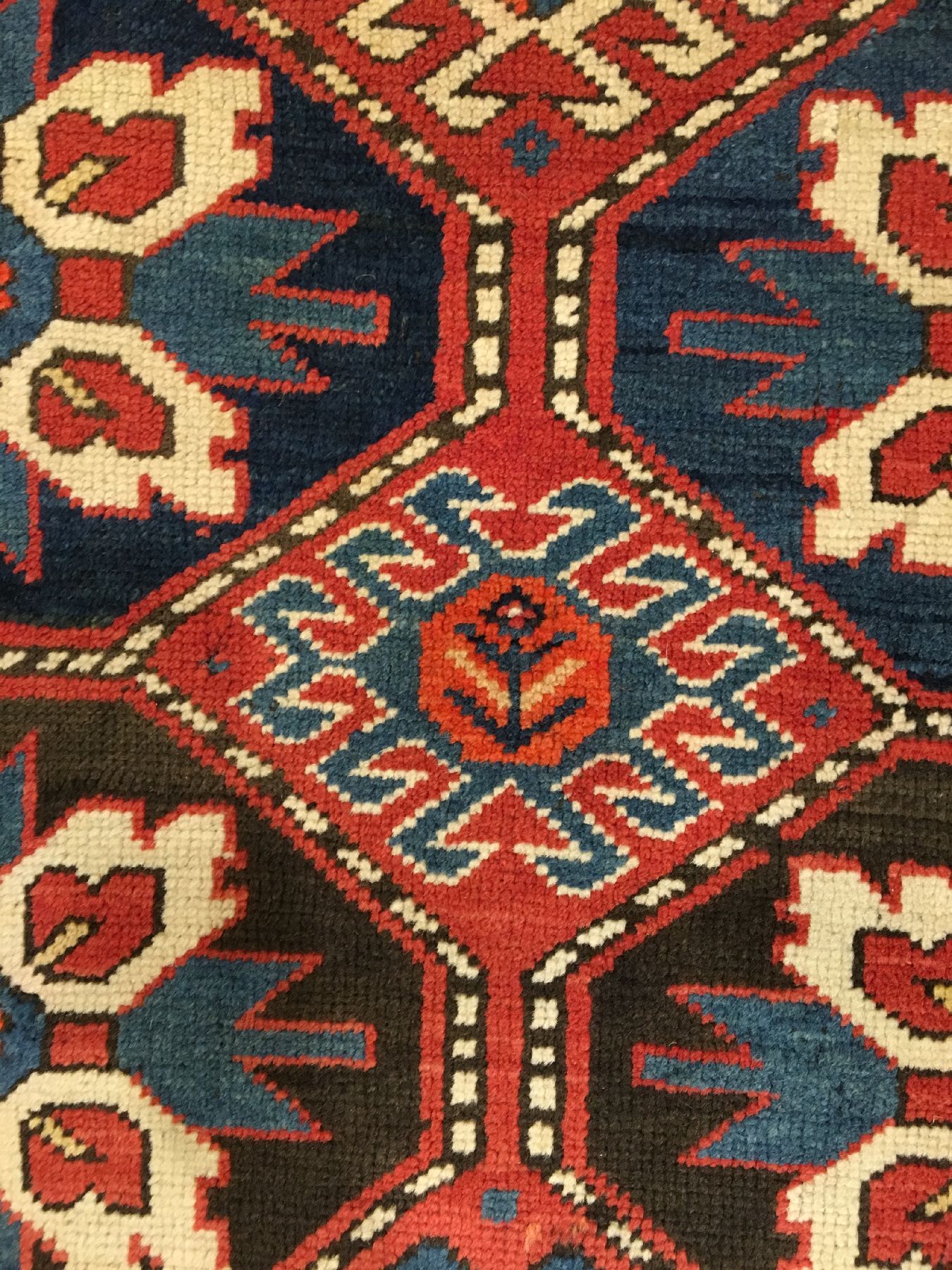 Detail e: Tschelaberd Karabagh antik, Südkaukasus, um 1890/1900, Wolle geknüpft auf Wolle. Dekorativer Karabagh mit Tschelaberd-Güls im Rapport. Weiße ...