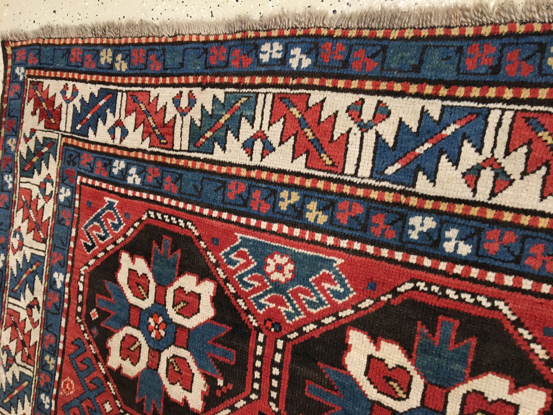Detail g: Tschelaberd Karabagh antik, Südkaukasus, um 1890/1900, Wolle geknüpft auf Wolle. Dekorativer Karabagh mit Tschelaberd-Güls im Rapport. Weiße ...