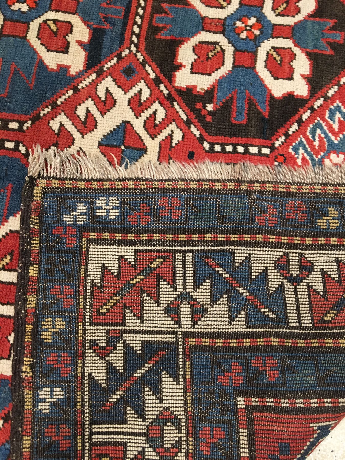 Detail i: Tschelaberd Karabagh antik, Südkaukasus, um 1890/1900, Wolle geknüpft auf Wolle. Dekorativer Karabagh mit Tschelaberd-Güls im Rapport. Weiße ...