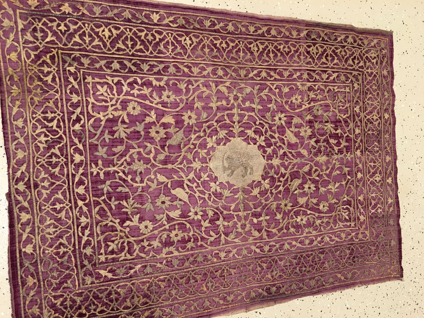 Detail a: Metallstickerei antik (Qajar Wappen mit Löwe und Sonne), Südpersien, frühes 19.Jhd., Metallstickerei auf violetten Samt. Feine Arbeit. Sehr ...