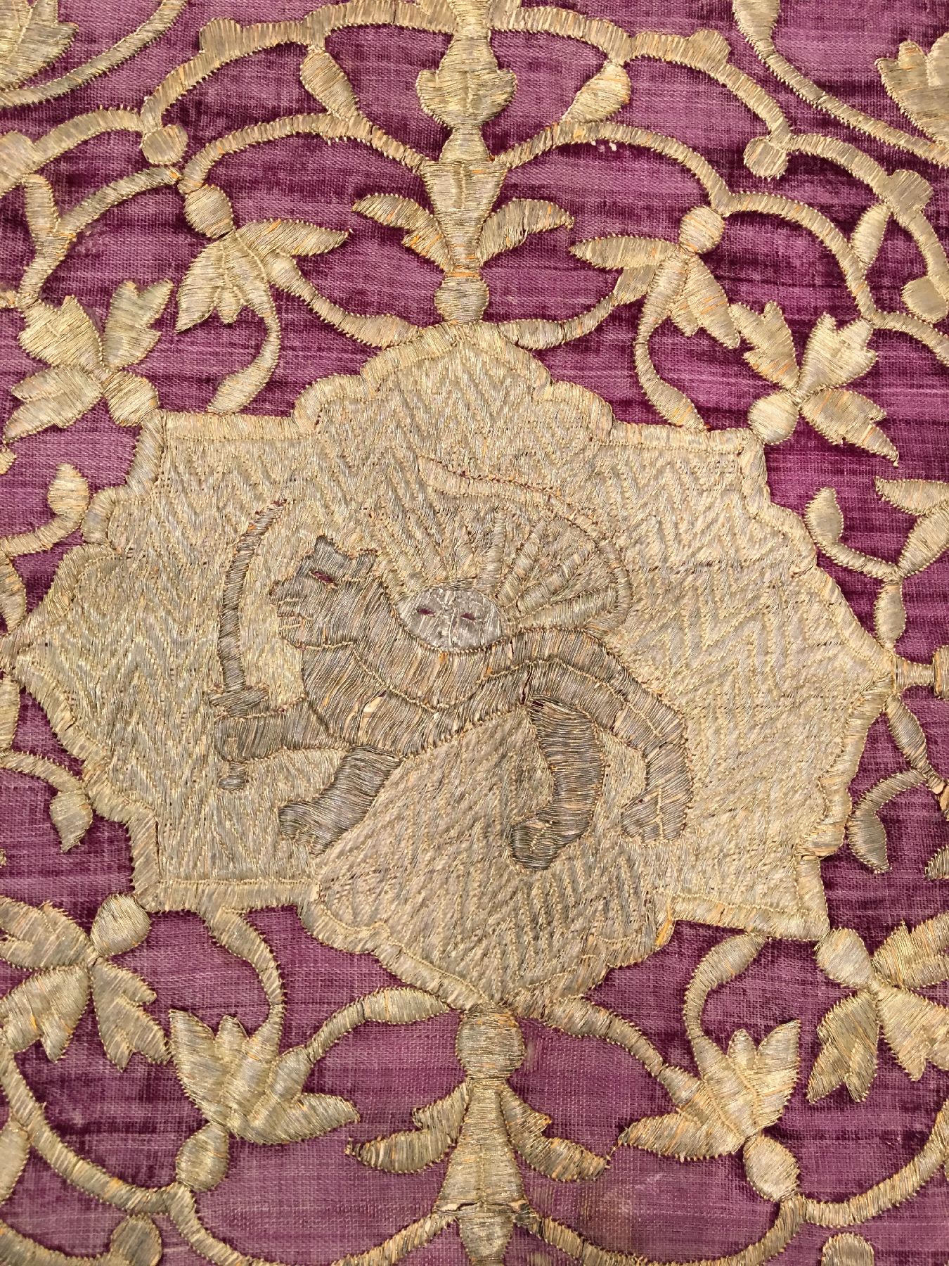 Detail b: Metallstickerei antik (Qajar Wappen mit Löwe und Sonne), Südpersien, frühes 19.Jhd., Metallstickerei auf violetten Samt. Feine Arbeit. Sehr ...