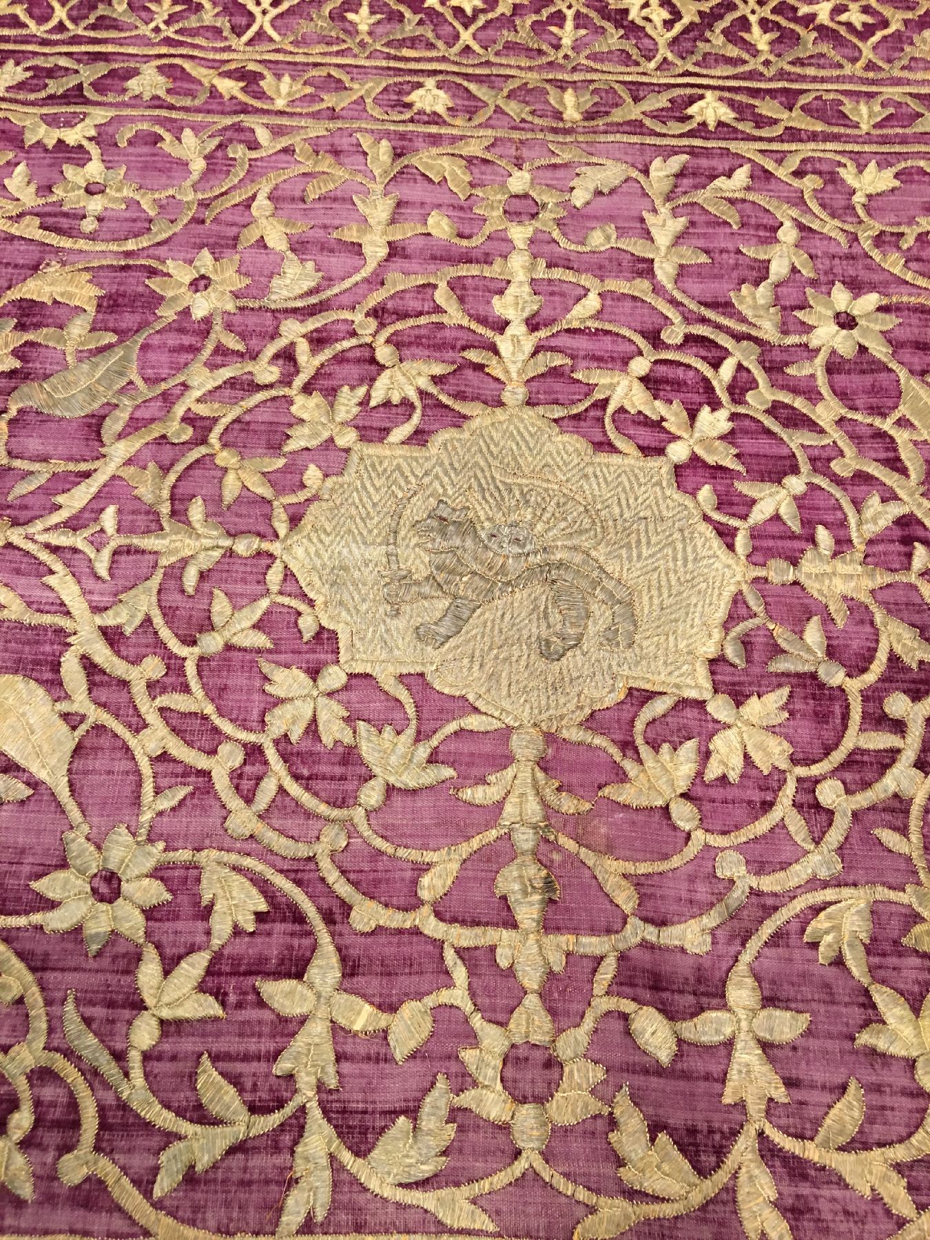Detail c: Metallstickerei antik (Qajar Wappen mit Löwe und Sonne), Südpersien, frühes 19.Jhd., Metallstickerei auf violetten Samt. Feine Arbeit. Sehr ...