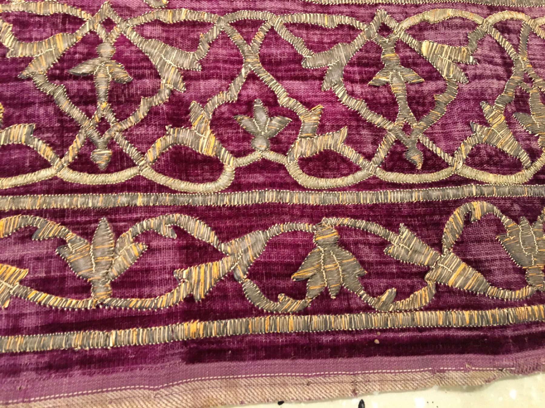 Detail d: Metallstickerei antik (Qajar Wappen mit Löwe und Sonne), Südpersien, frühes 19.Jhd., Metallstickerei auf violetten Samt. Feine Arbeit. Sehr ...