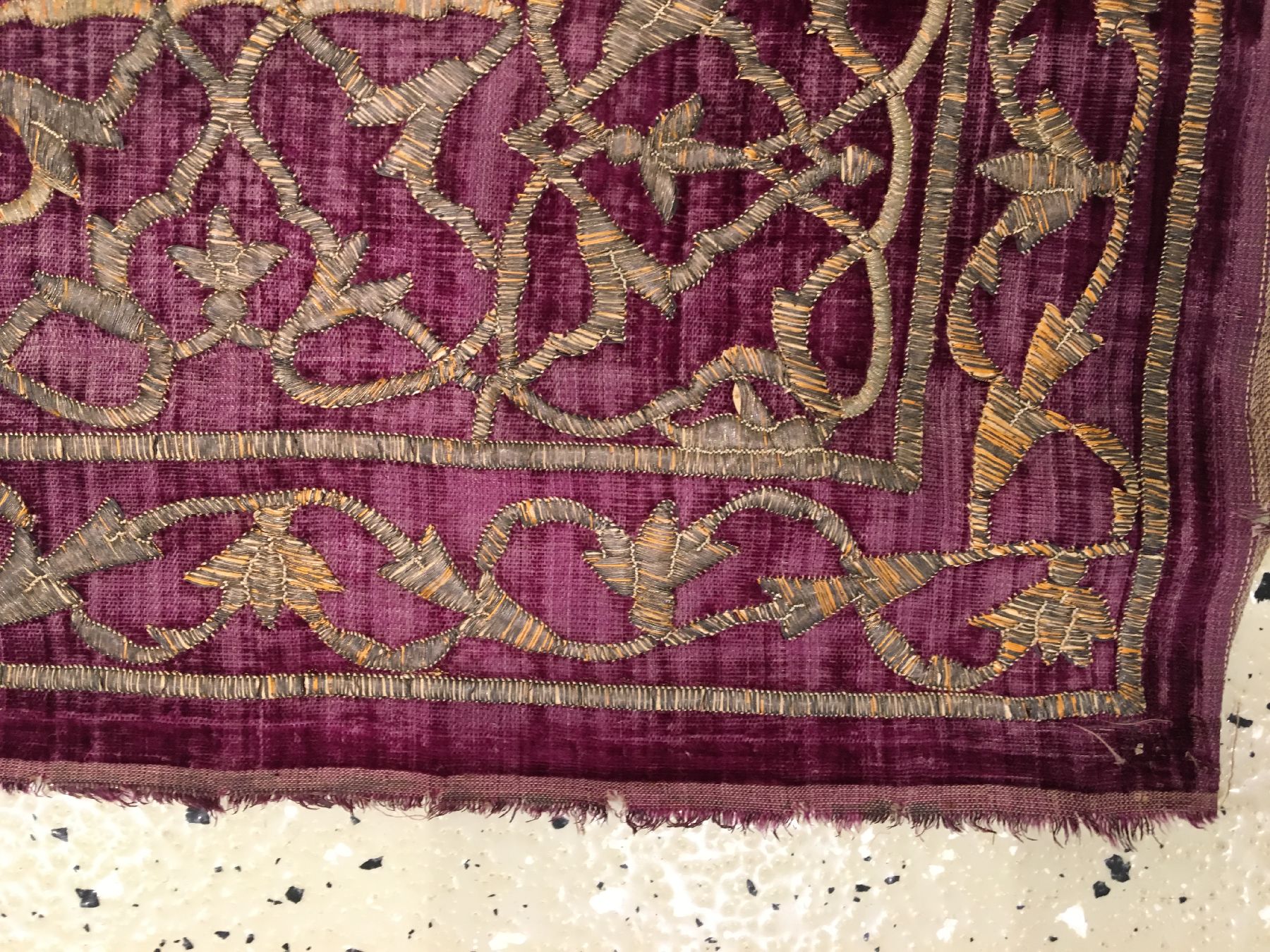 Detail e: Metallstickerei antik (Qajar Wappen mit Löwe und Sonne), Südpersien, frühes 19.Jhd., Metallstickerei auf violetten Samt. Feine Arbeit. Sehr ...