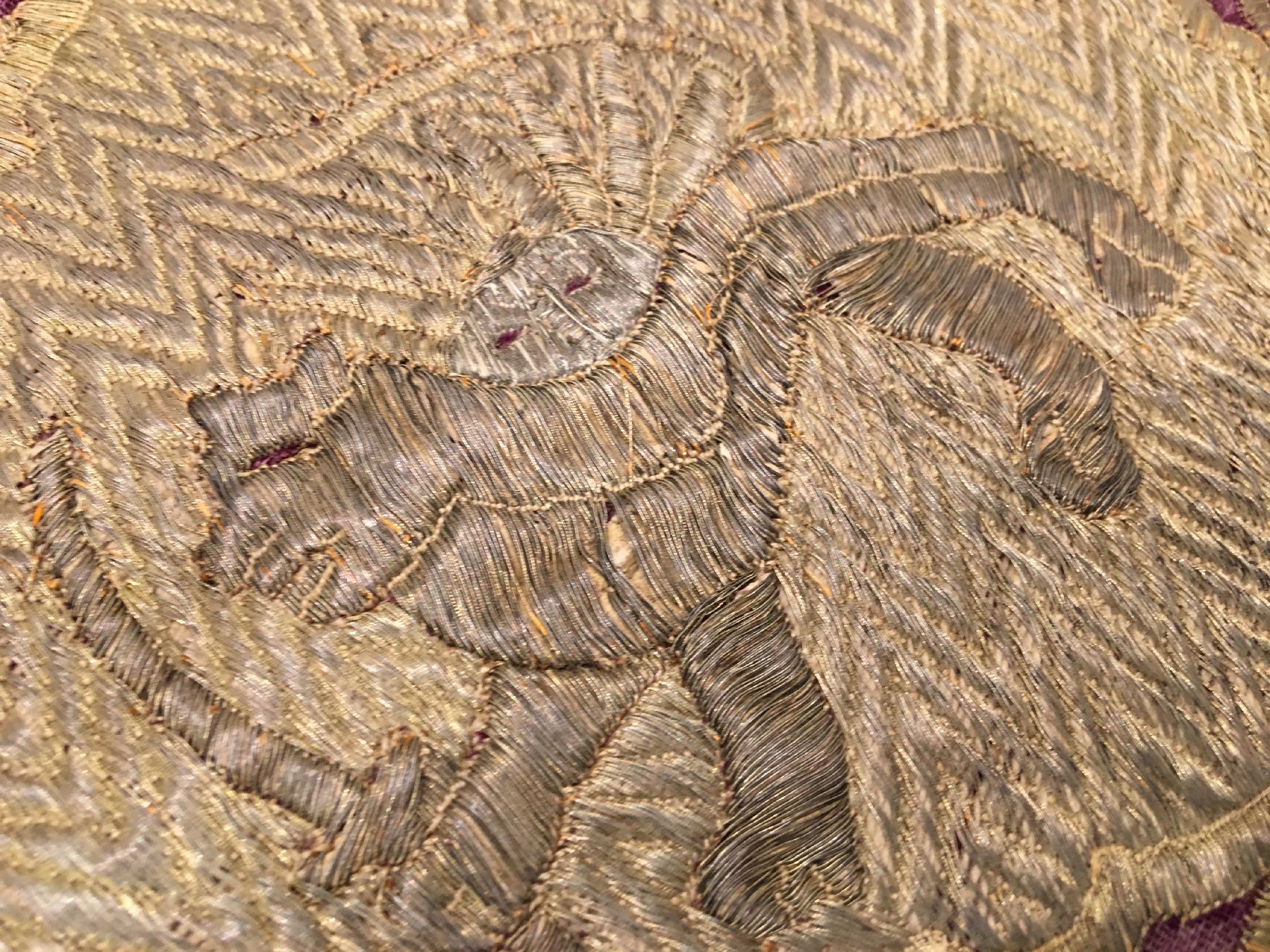 Detail f: Metallstickerei antik (Qajar Wappen mit Löwe und Sonne), Südpersien, frühes 19.Jhd., Metallstickerei auf violetten Samt. Feine Arbeit. Sehr ...