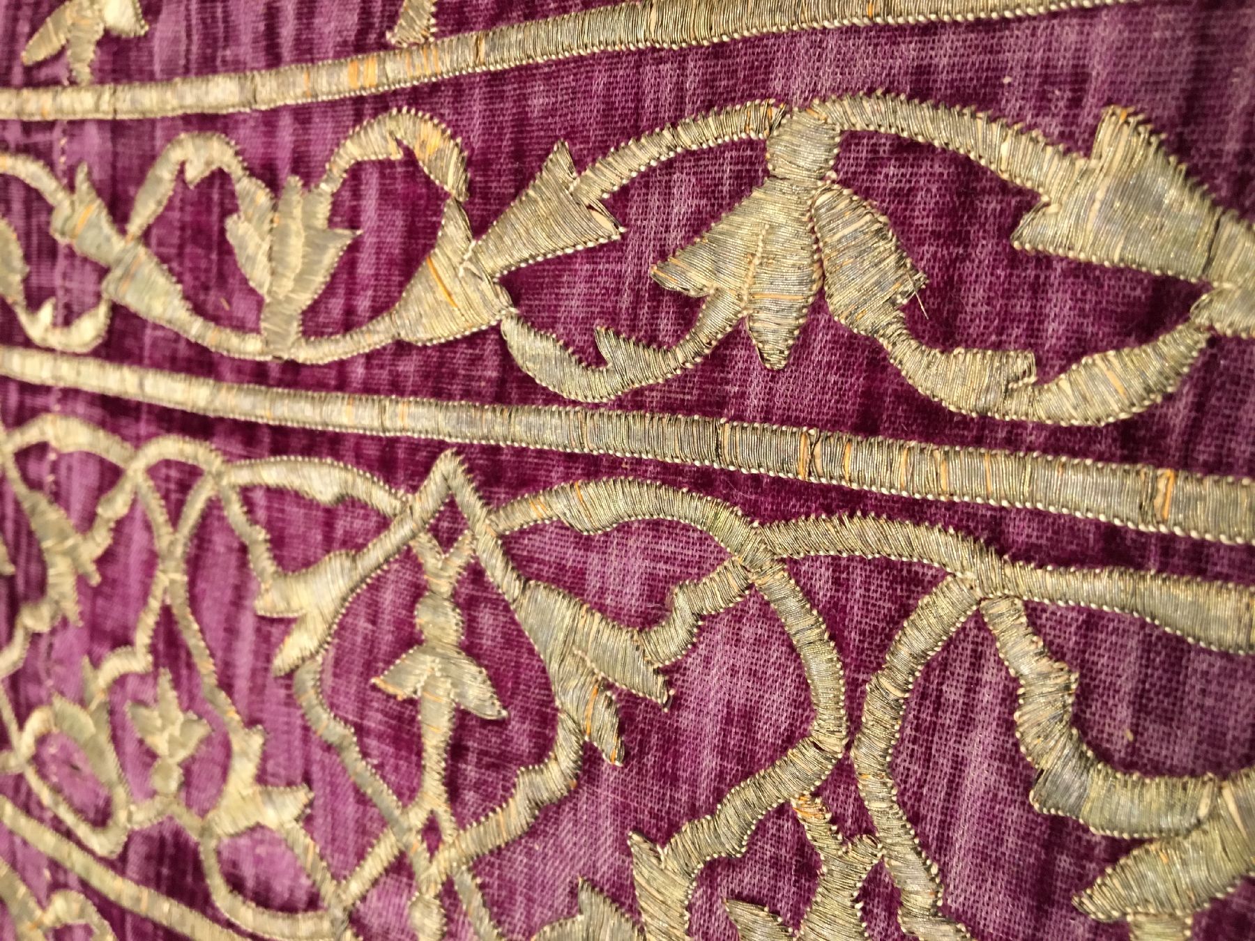 Detail g: Metallstickerei antik (Qajar Wappen mit Löwe und Sonne), Südpersien, frühes 19.Jhd., Metallstickerei auf violetten Samt. Feine Arbeit. Sehr ...