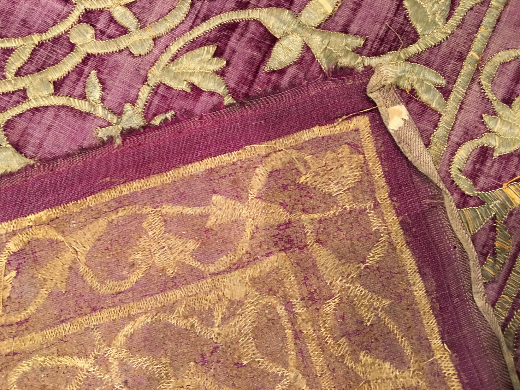 Detail h: Metallstickerei antik (Qajar Wappen mit Löwe und Sonne), Südpersien, frühes 19.Jhd., Metallstickerei auf violetten Samt. Feine Arbeit. Sehr ...