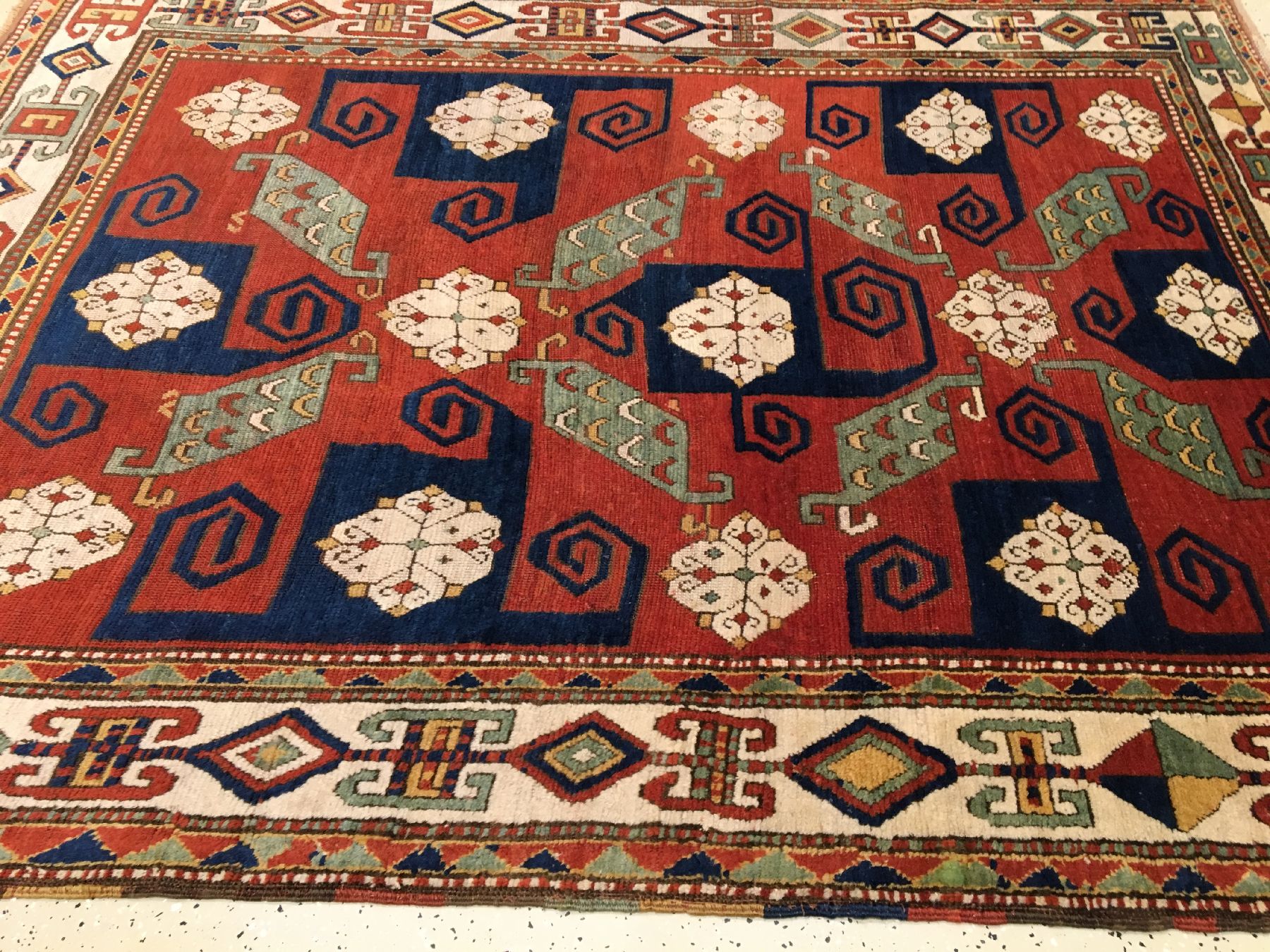 Detail b: Pinwheel Kasak antik (Swastika Kasak), Südwestkaukasus, 19.Jhd., Wolle geknüpft auf Wolle. Seltener Pinwheel Kasak mit typischen Muster aus ...