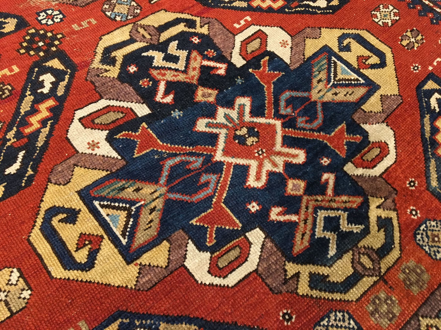 Detail c: Kaukasischer "Drachenteppich" antik, Nordostkaukasus, 19.Jhd., Wolle geknüpft auf Wolle. Nordost Kaukasischer Teppich im Drachen-Typus ...