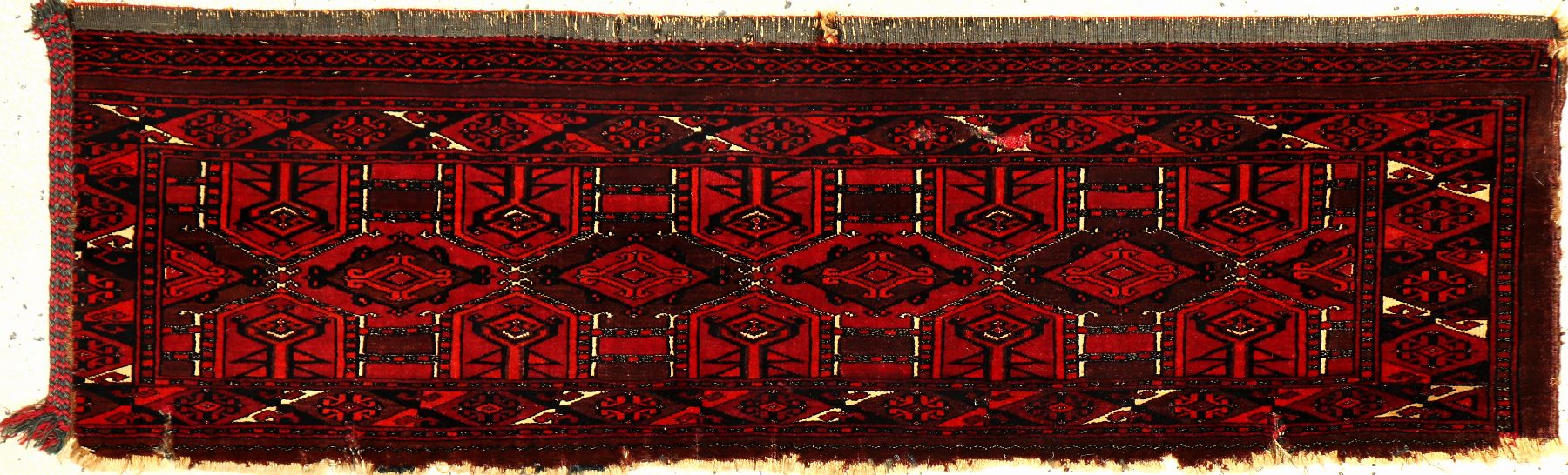 Saryk "Torba" antik (Fragment), Turkmenistan, 1.Hälfte 19.Jhd., Wolle mit Baumwoll-Highlights geknüpft auf Wolle. Sehr feine Torba der ...