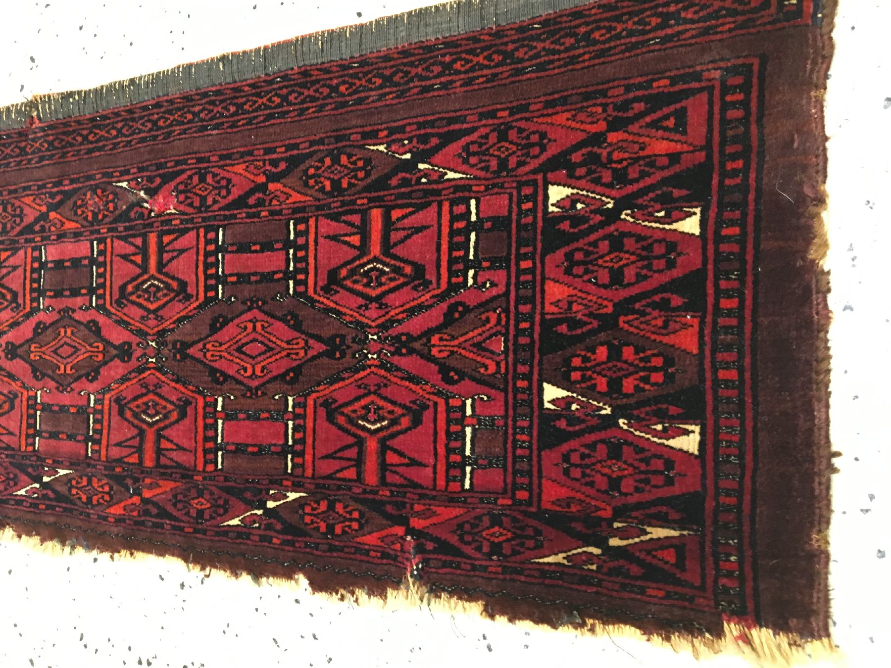 Detail a: Saryk "Torba" antik (Fragment), Turkmenistan, 1.Hälfte 19.Jhd., Wolle mit Baumwoll-Highlights geknüpft auf Wolle. Sehr feine Torba der ...