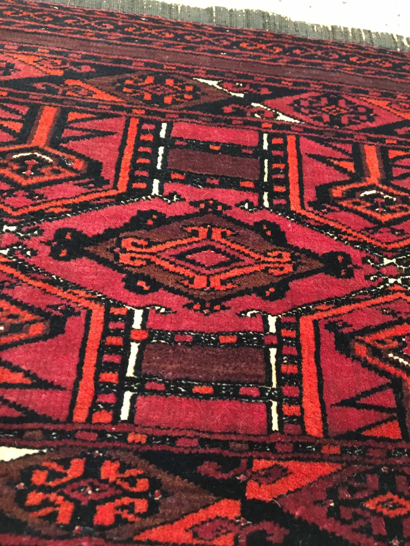 Detail c: Saryk "Torba" antik (Fragment), Turkmenistan, 1.Hälfte 19.Jhd., Wolle mit Baumwoll-Highlights geknüpft auf Wolle. Sehr feine Torba der ...