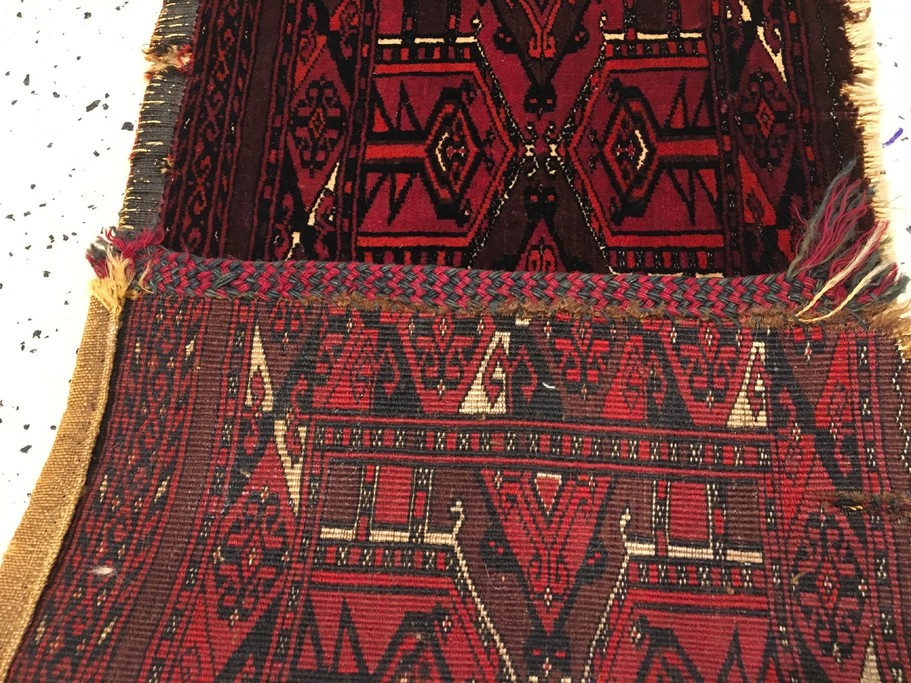 Detail e: Saryk "Torba" antik (Fragment), Turkmenistan, 1.Hälfte 19.Jhd., Wolle mit Baumwoll-Highlights geknüpft auf Wolle. Sehr feine Torba der ...