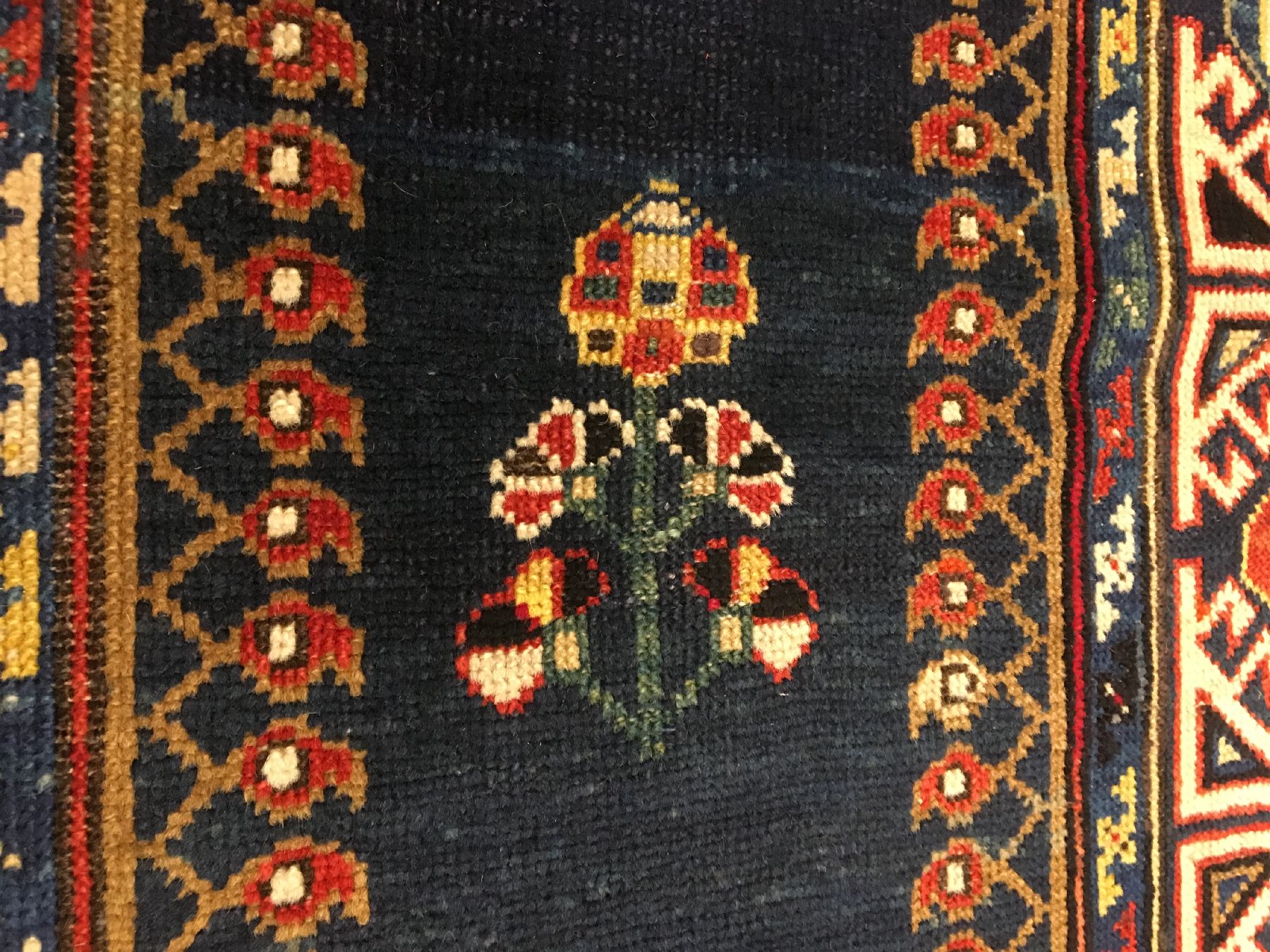 Detail d: Seltene Schirwan "Galerie" antik, Ostkaukasus, 19.Jhd., Wolle geknüpft auf Wolle. Dekorativer Schirwan mit Talisch ähnlichen Methane ...