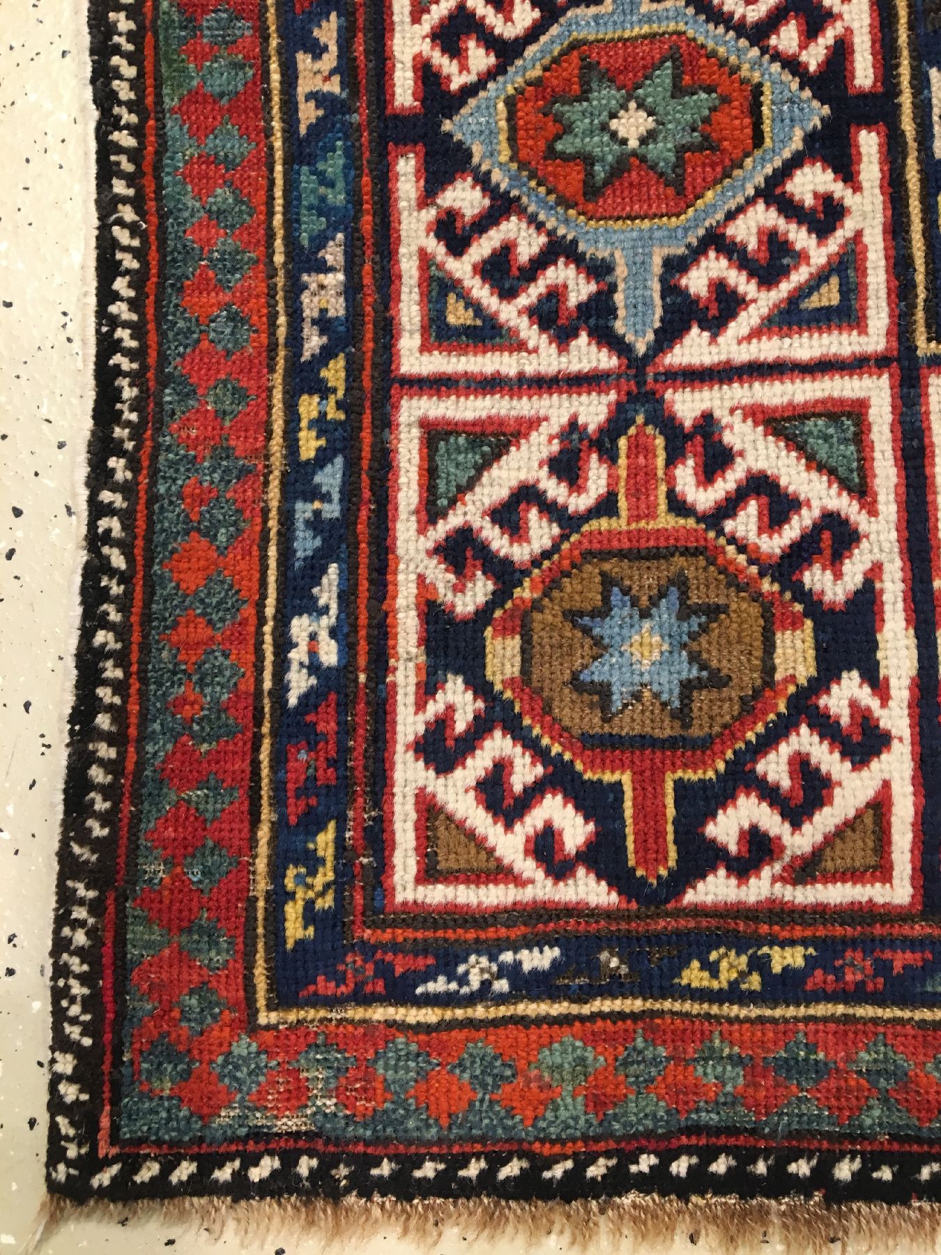 Detail e: Seltene Schirwan "Galerie" antik, Ostkaukasus, 19.Jhd., Wolle geknüpft auf Wolle. Dekorativer Schirwan mit Talisch ähnlichen Methane ...