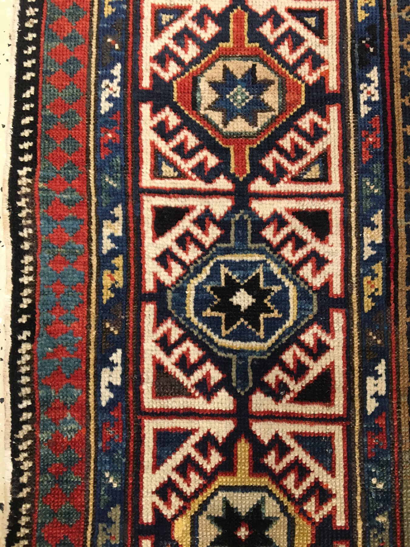 Detail g: Seltene Schirwan "Galerie" antik, Ostkaukasus, 19.Jhd., Wolle geknüpft auf Wolle. Dekorativer Schirwan mit Talisch ähnlichen Methane ...