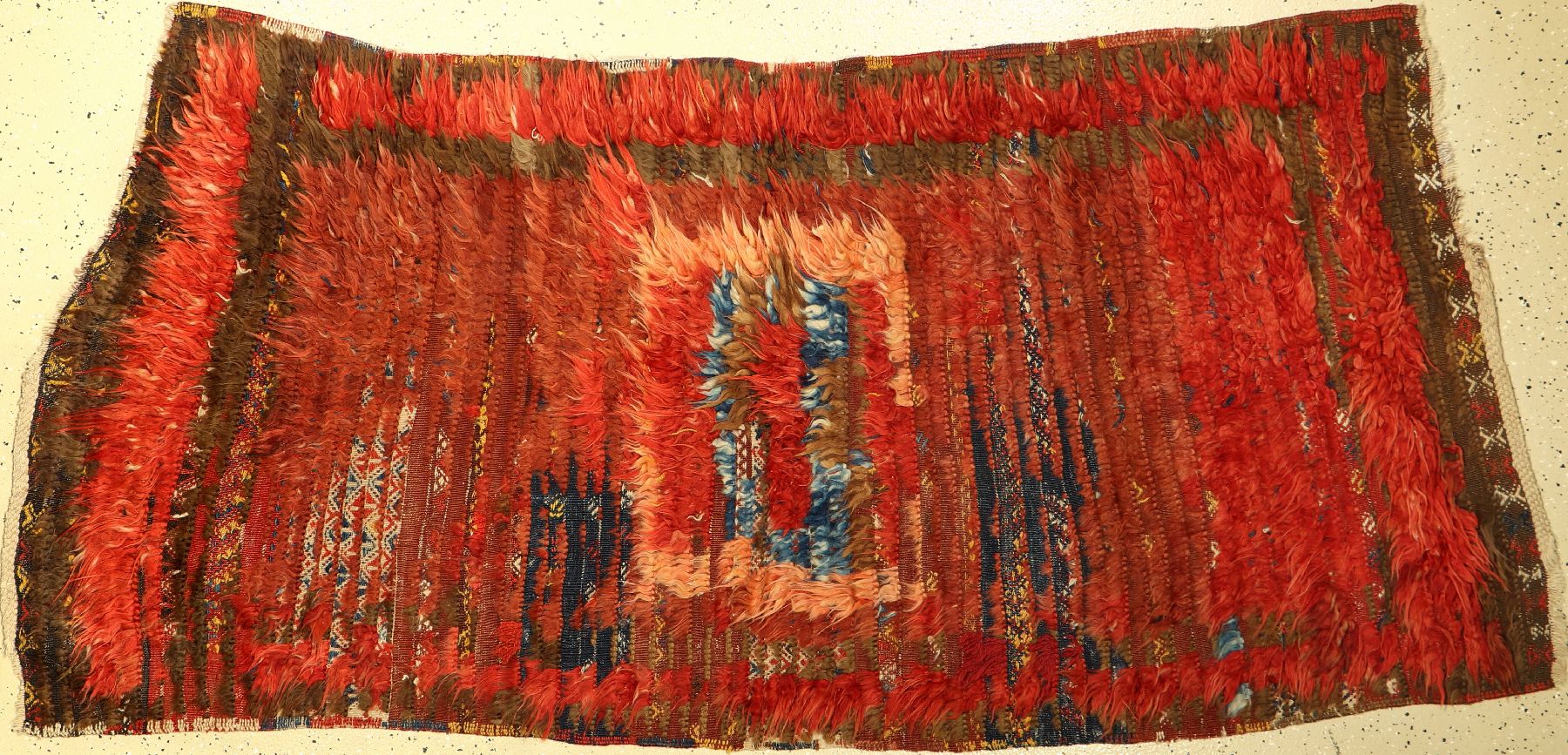 Tülü antik, Zentralanatolien, um 1900, Wolle geknüpft und gewebt auf Wolle. Seltener Schlafteppich mit typisch zottigen Flor und ...