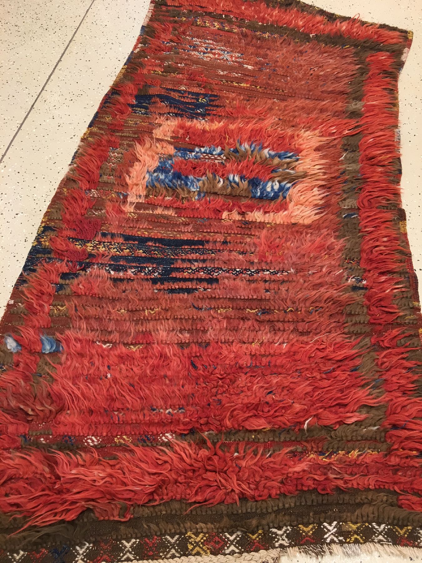 Detail b: Tülü antik, Zentralanatolien, um 1900, Wolle geknüpft und gewebt auf Wolle. Seltener Schlafteppich mit typisch zottigen Flor und ...