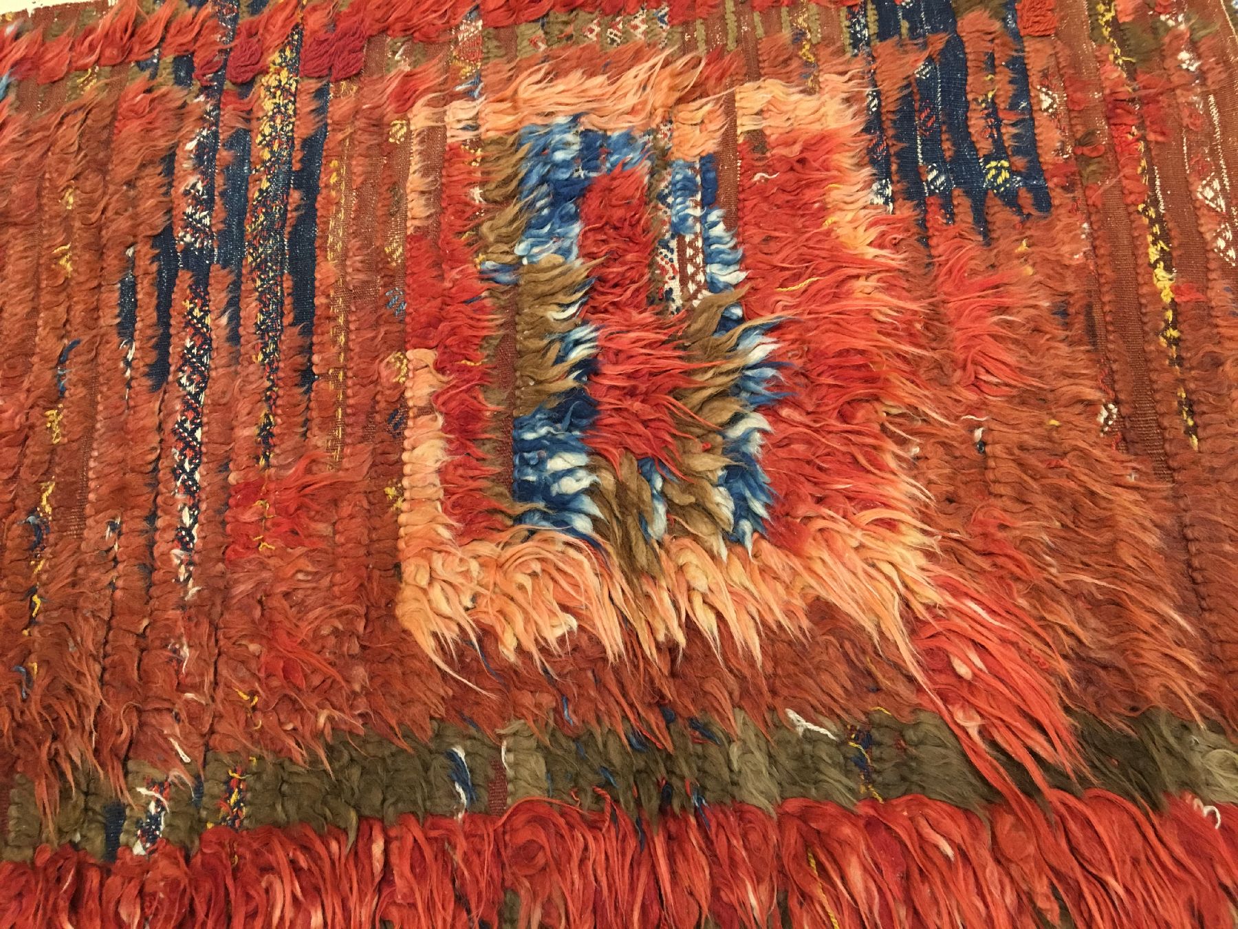 Detail c: Tülü antik, Zentralanatolien, um 1900, Wolle geknüpft und gewebt auf Wolle. Seltener Schlafteppich mit typisch zottigen Flor und ...