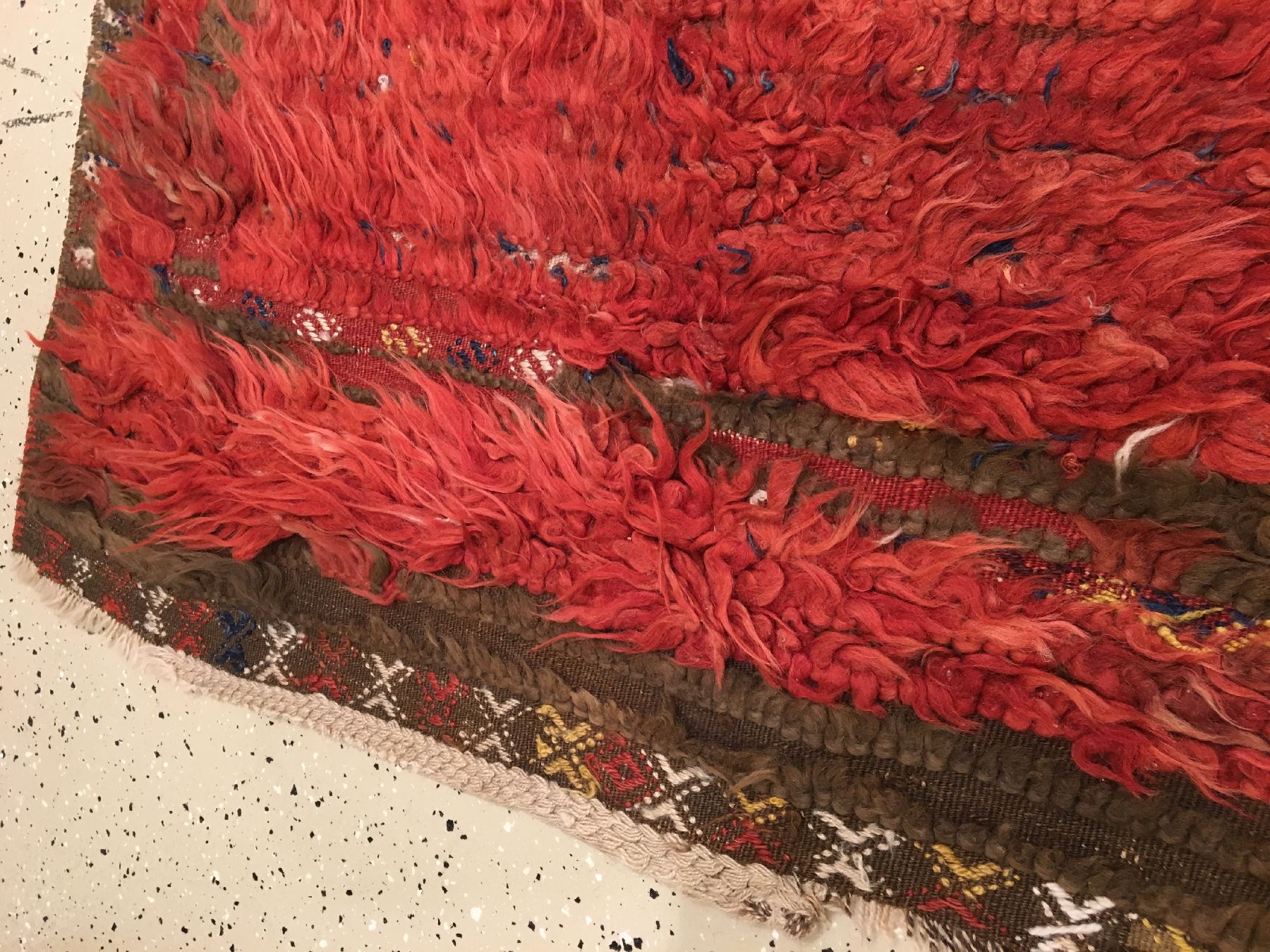 Detail d: Tülü antik, Zentralanatolien, um 1900, Wolle geknüpft und gewebt auf Wolle. Seltener Schlafteppich mit typisch zottigen Flor und ...