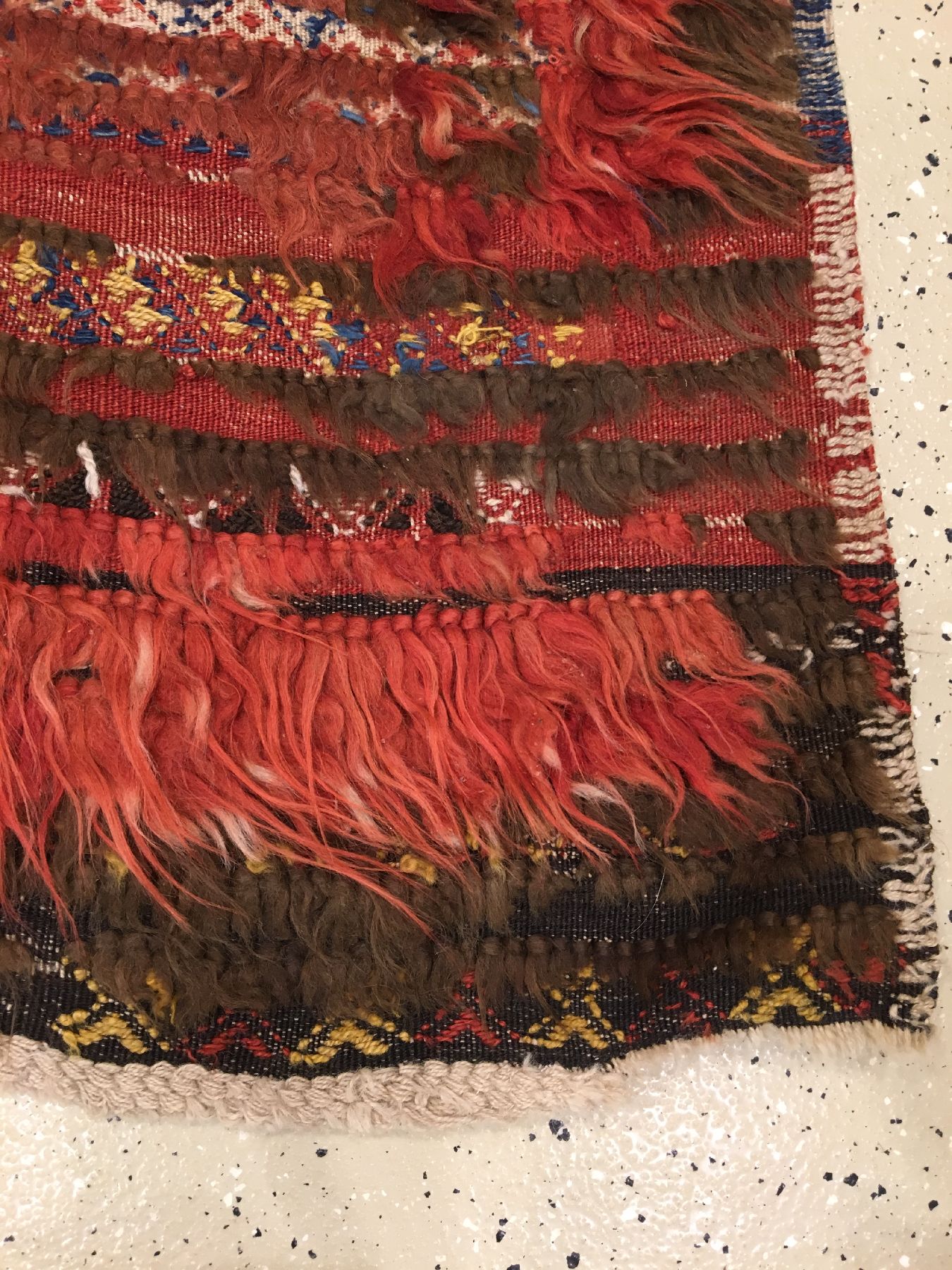 Detail e: Tülü antik, Zentralanatolien, um 1900, Wolle geknüpft und gewebt auf Wolle. Seltener Schlafteppich mit typisch zottigen Flor und ...