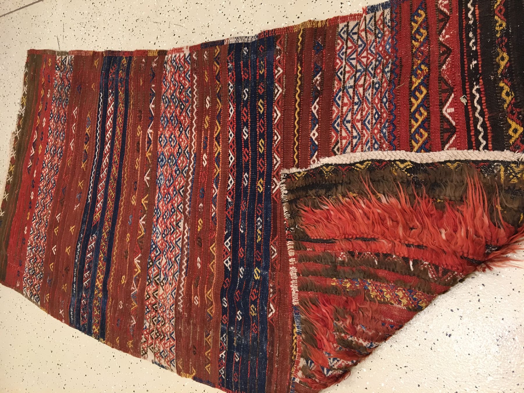 Detail f: Tülü antik, Zentralanatolien, um 1900, Wolle geknüpft und gewebt auf Wolle. Seltener Schlafteppich mit typisch zottigen Flor und ...