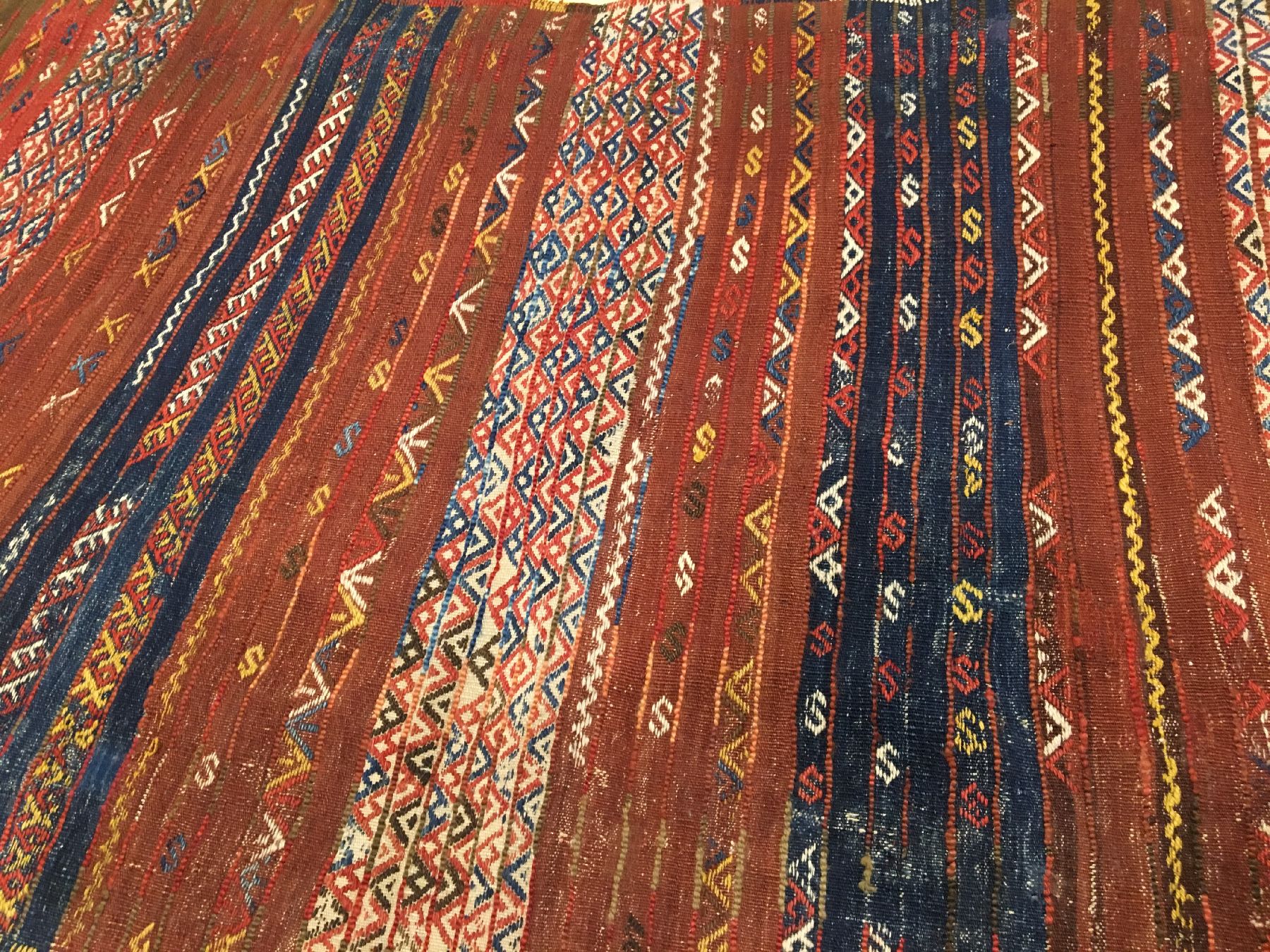 Detail g: Tülü antik, Zentralanatolien, um 1900, Wolle geknüpft und gewebt auf Wolle. Seltener Schlafteppich mit typisch zottigen Flor und ...
