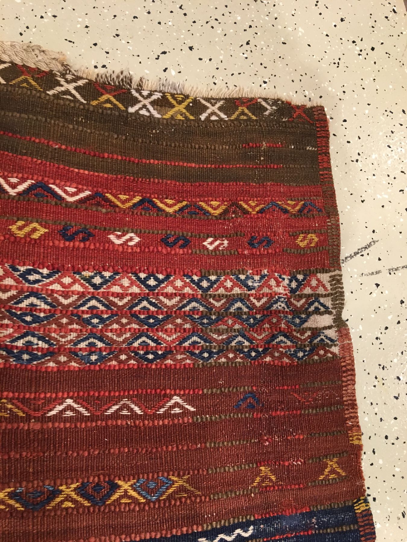 Detail i: Tülü antik, Zentralanatolien, um 1900, Wolle geknüpft und gewebt auf Wolle. Seltener Schlafteppich mit typisch zottigen Flor und ...