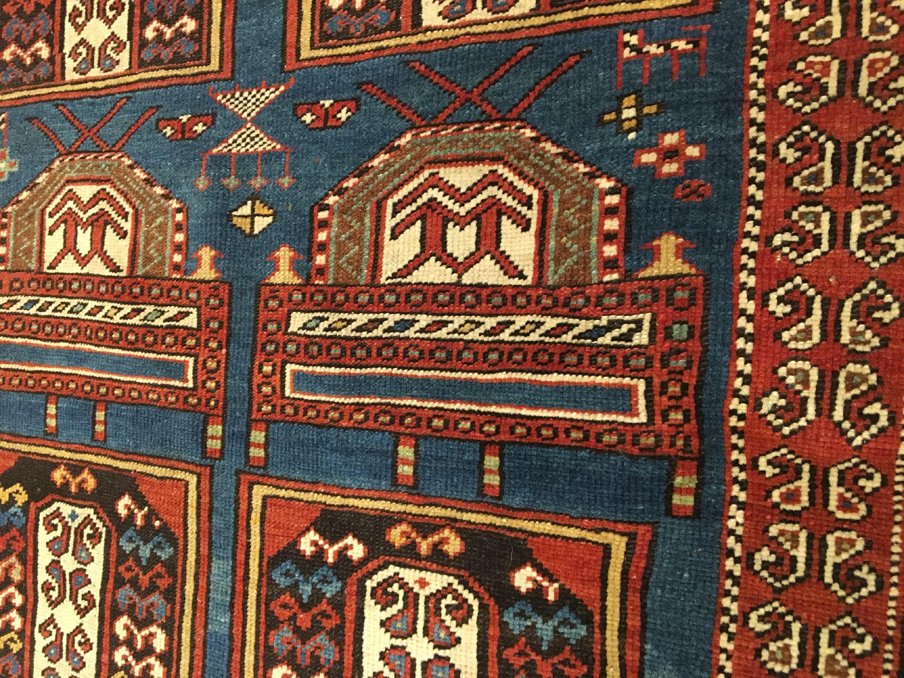 Detail b: Tachte Schirwan antik, Ostkaukasus, Ende 19.Jhd., Wolle geknüpft auf Wolle. Kleinformatiger Schirwan im Tachte-Typus mit Königsthron und Kronen ...