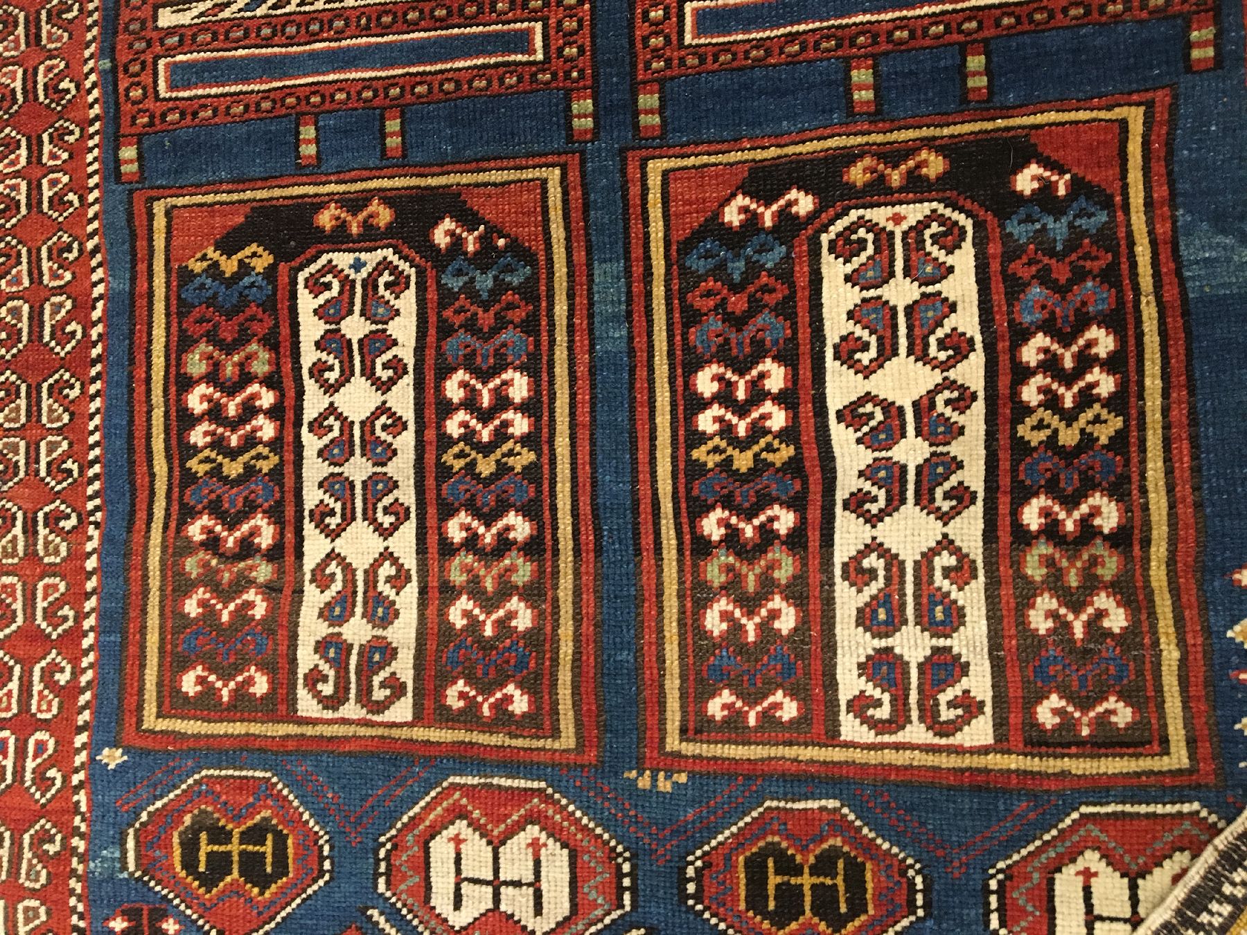 Detail c: Tachte Schirwan antik, Ostkaukasus, Ende 19.Jhd., Wolle geknüpft auf Wolle. Kleinformatiger Schirwan im Tachte-Typus mit Königsthron und Kronen ...