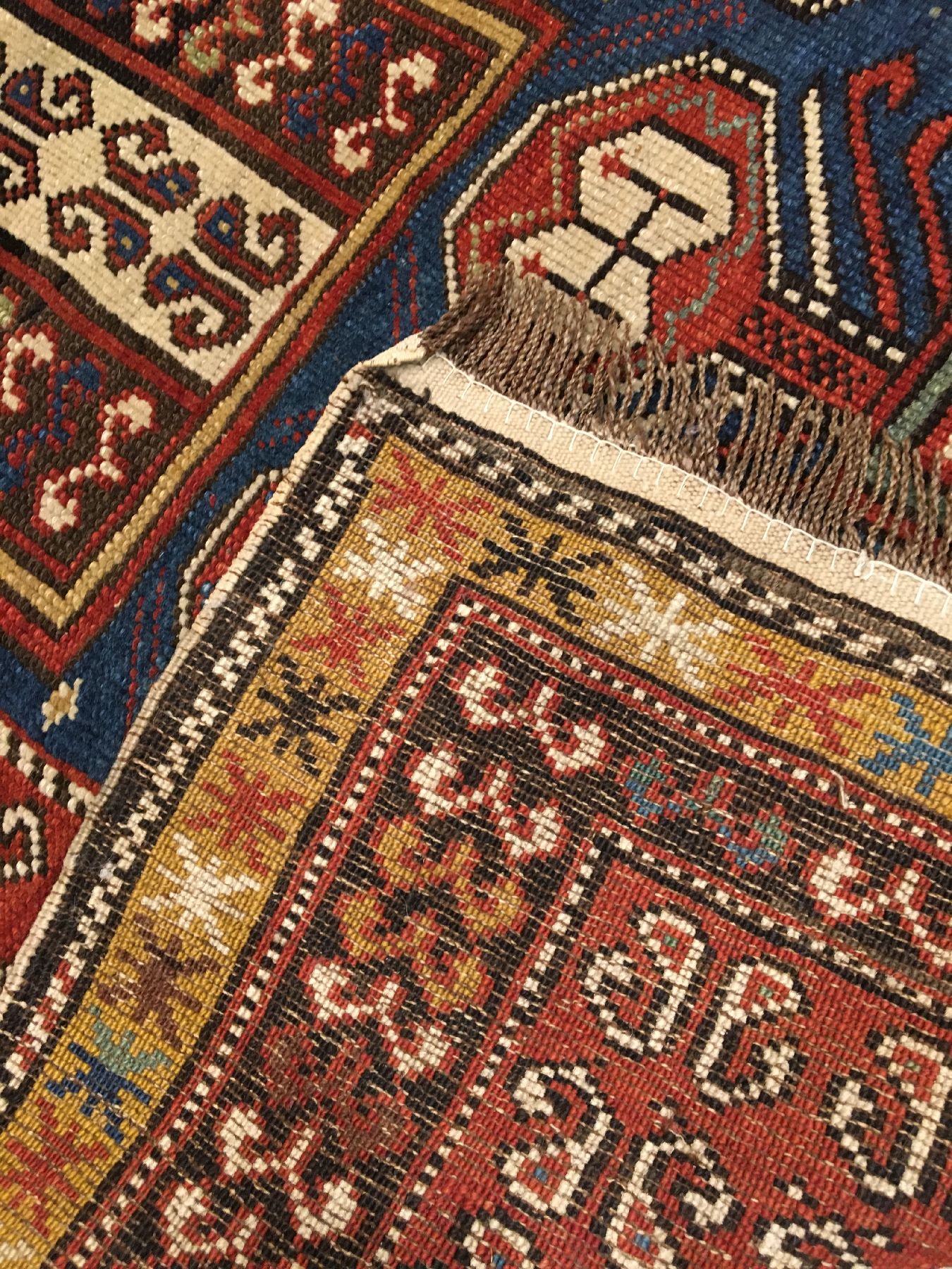 Detail g: Tachte Schirwan antik, Ostkaukasus, Ende 19.Jhd., Wolle geknüpft auf Wolle. Kleinformatiger Schirwan im Tachte-Typus mit Königsthron und Kronen ...