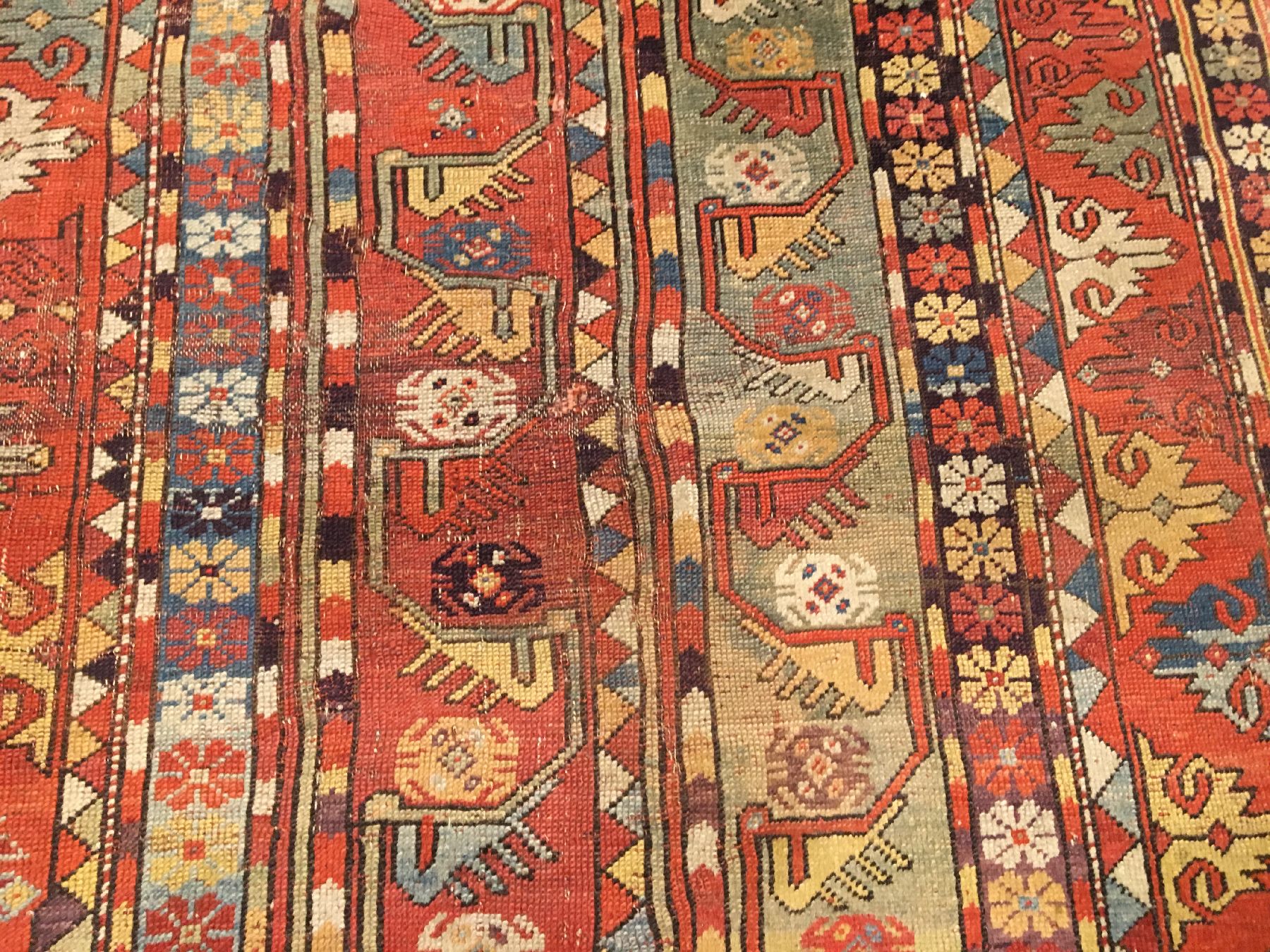 Detail e: Melas antik, Südwestanatolien, Mitte 19.Jhd., Wolle geknüpft auf Wolle. Früher Ada-Melas mit sehr guten Naturfarben (sehr tiefes aubergine und ...