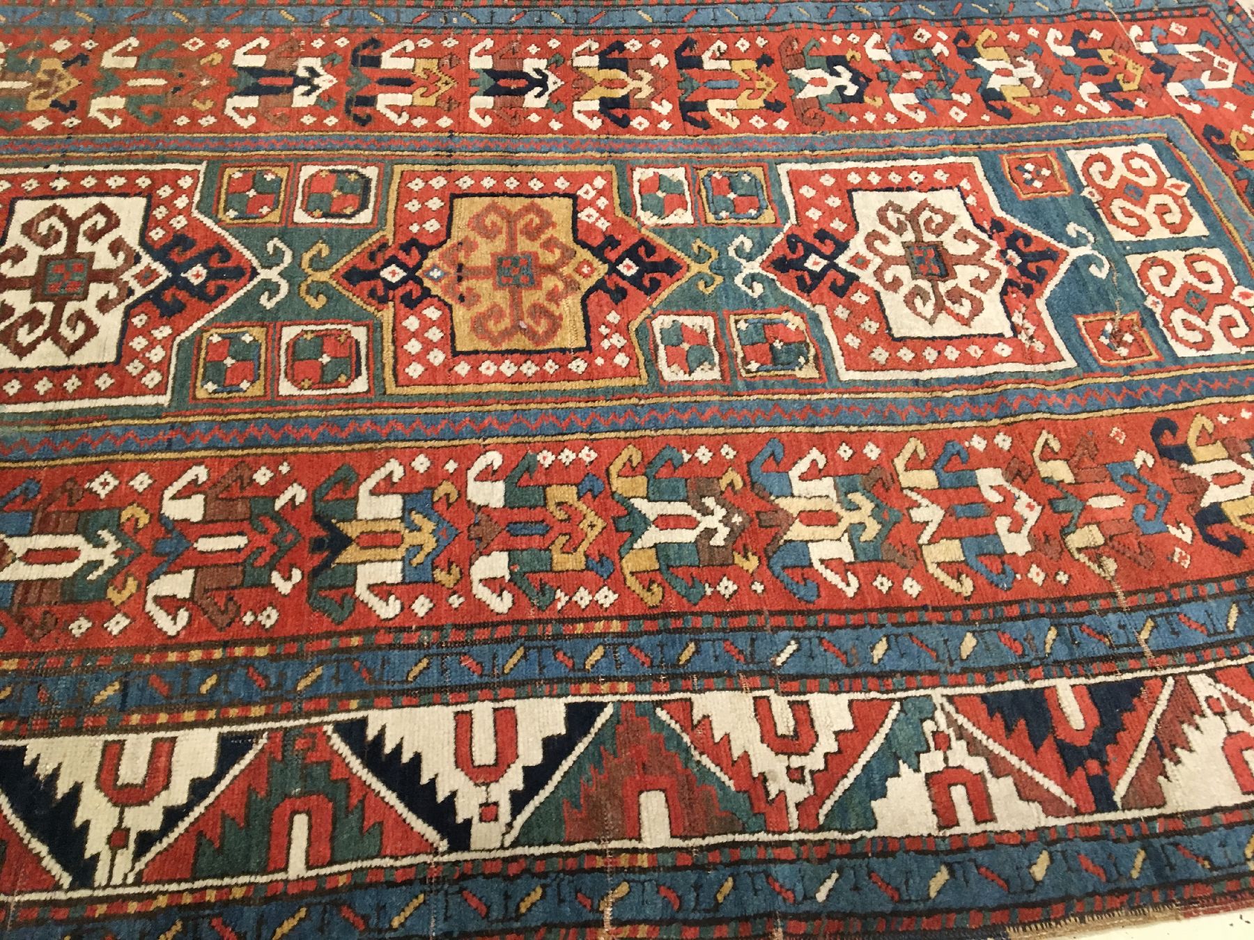 Detail b: Fachralo Kasak antik, Südwestkaukasus, Datiert 1861, Wolle geknüpft auf Wolle. Seltener Fachralo mit grünen Feld und Provenienztypischen ...