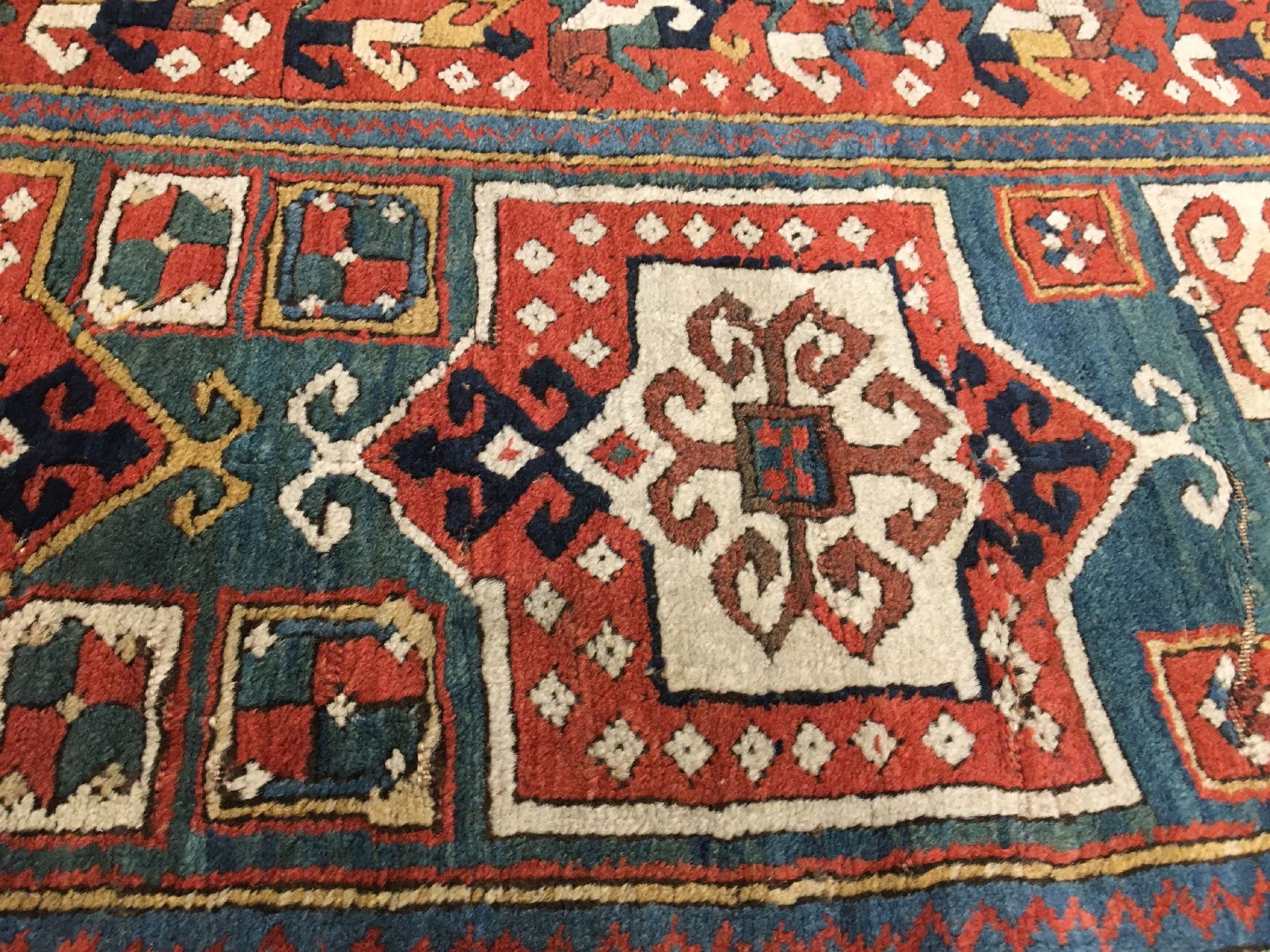 Detail c: Fachralo Kasak antik, Südwestkaukasus, Datiert 1861, Wolle geknüpft auf Wolle. Seltener Fachralo mit grünen Feld und Provenienztypischen ...