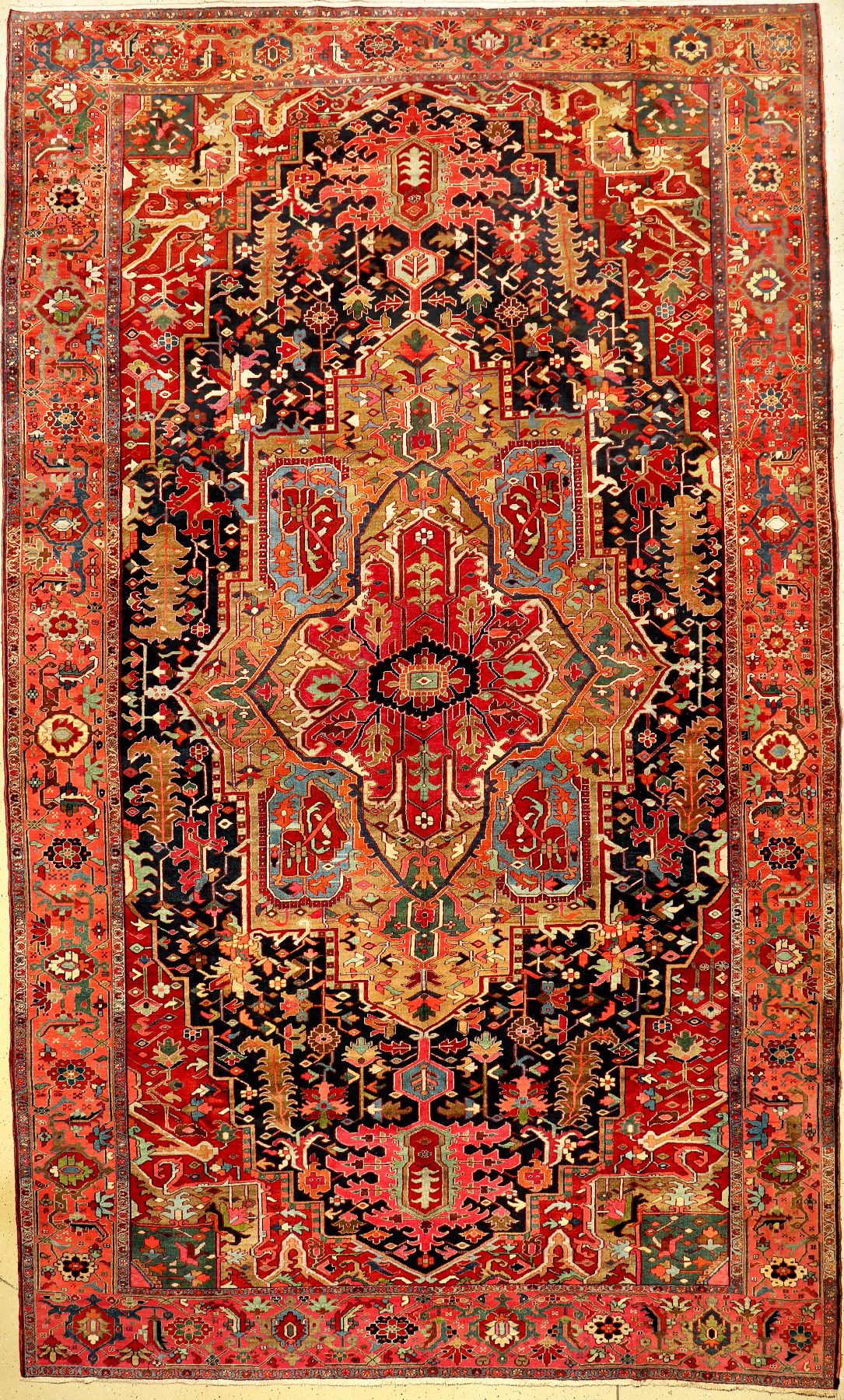 Großer seltener Heriz antik, Nordwestpersien, um 1900, Wolle geknüpft auf Baumwolle. Ungewöhnlicher Heriz-Teppich in einzigartiger ...
