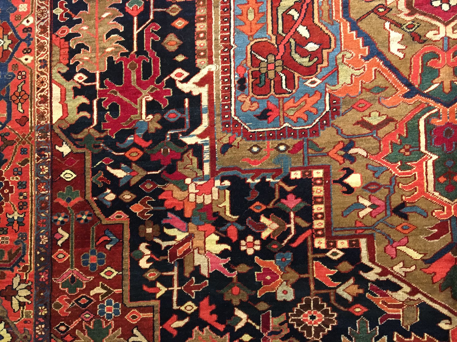 Detail d: Großer seltener Heriz antik, Nordwestpersien, um 1900, Wolle geknüpft auf Baumwolle. Ungewöhnlicher Heriz-Teppich in einzigartiger ...