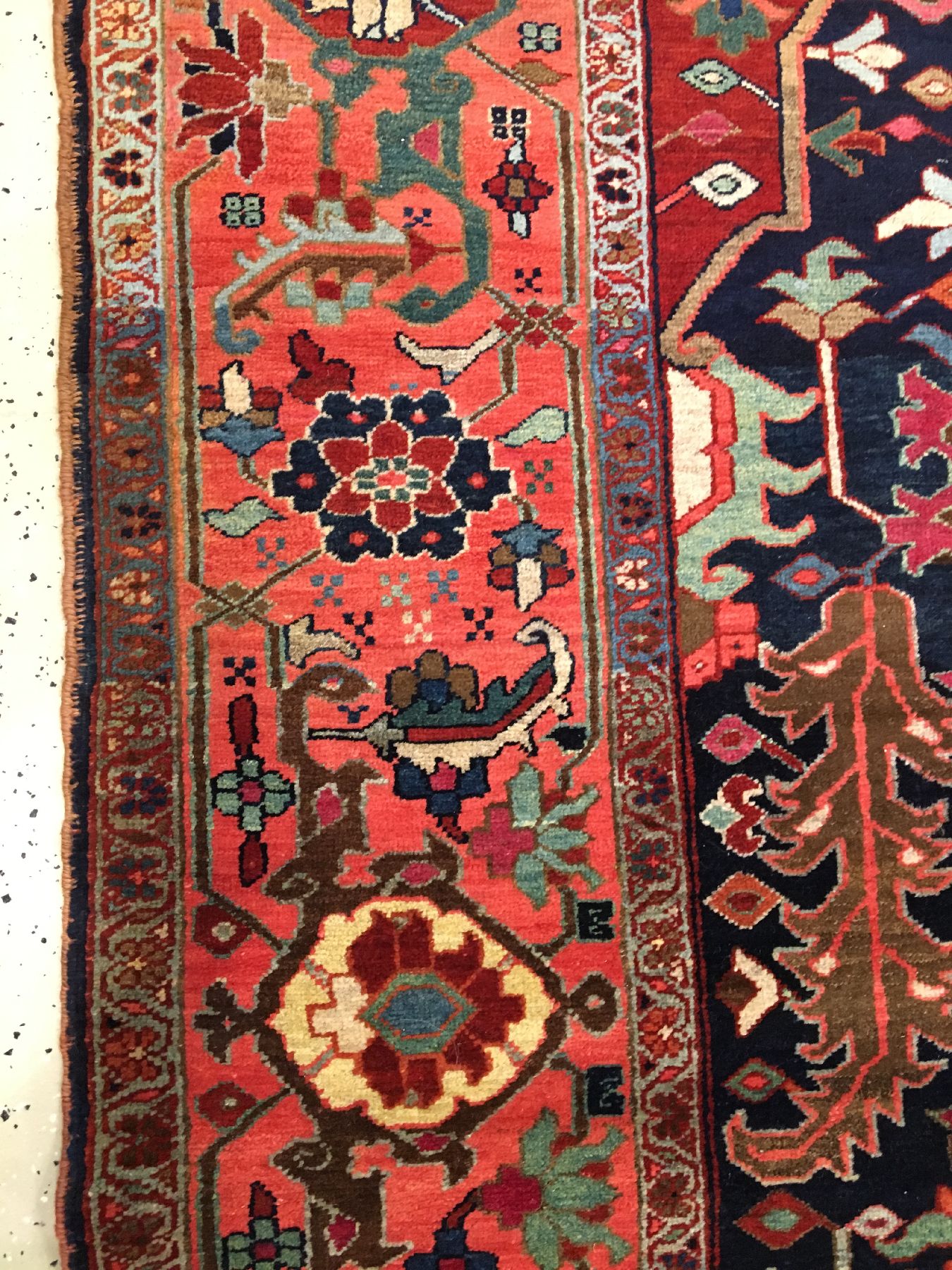 Detail e: Großer seltener Heriz antik, Nordwestpersien, um 1900, Wolle geknüpft auf Baumwolle. Ungewöhnlicher Heriz-Teppich in einzigartiger ...