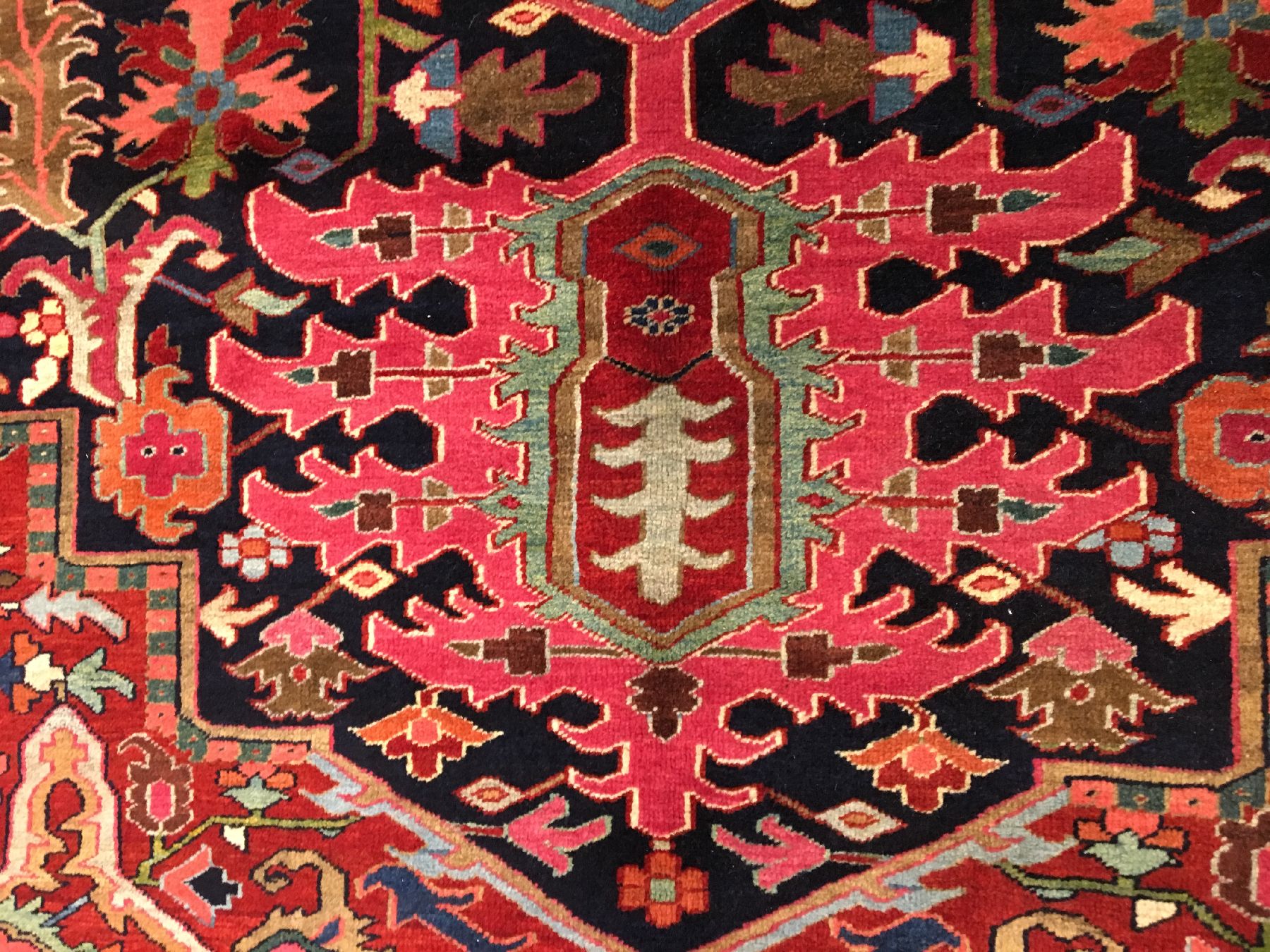 Detail g: Großer seltener Heriz antik, Nordwestpersien, um 1900, Wolle geknüpft auf Baumwolle. Ungewöhnlicher Heriz-Teppich in einzigartiger ...