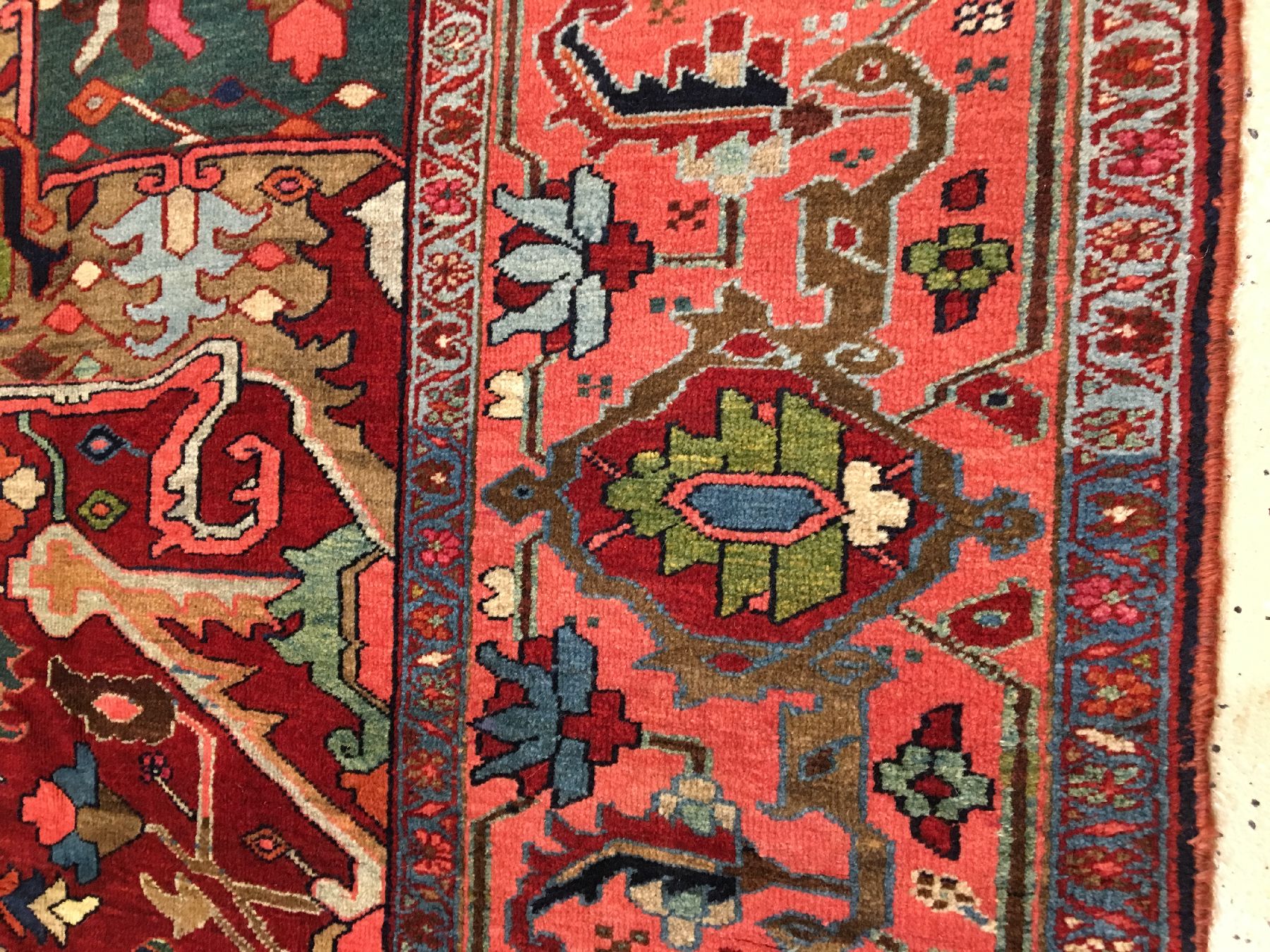 Detail h: Großer seltener Heriz antik, Nordwestpersien, um 1900, Wolle geknüpft auf Baumwolle. Ungewöhnlicher Heriz-Teppich in einzigartiger ...