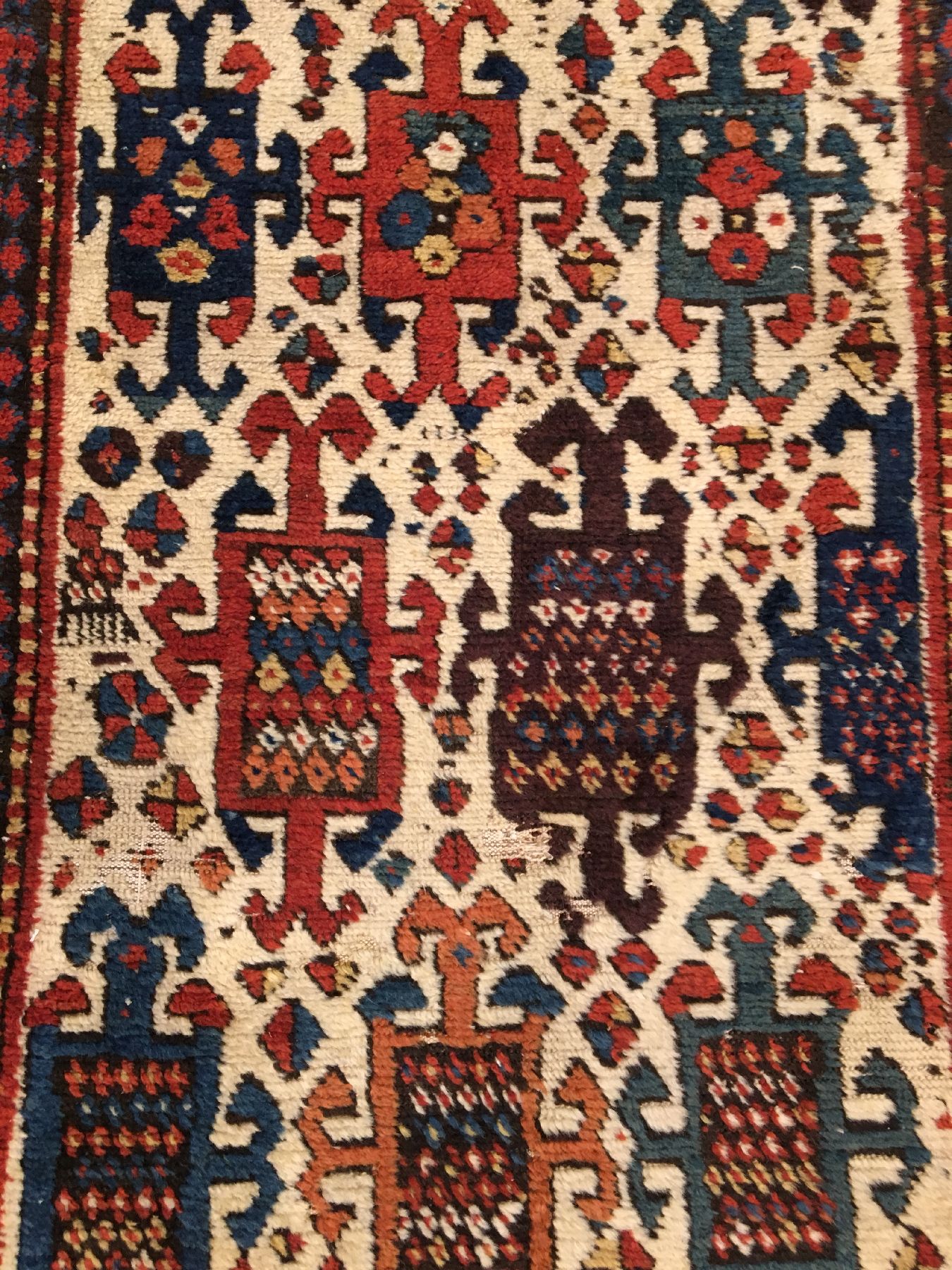 Detail d: Seltener weißgrundiger Schahsavan antik, Nordwestpersien, 19.Jhd., Wolle geknüpft auf Wolle. Weißgrundiger Schahsavan mit gutem ursprünglichen ...