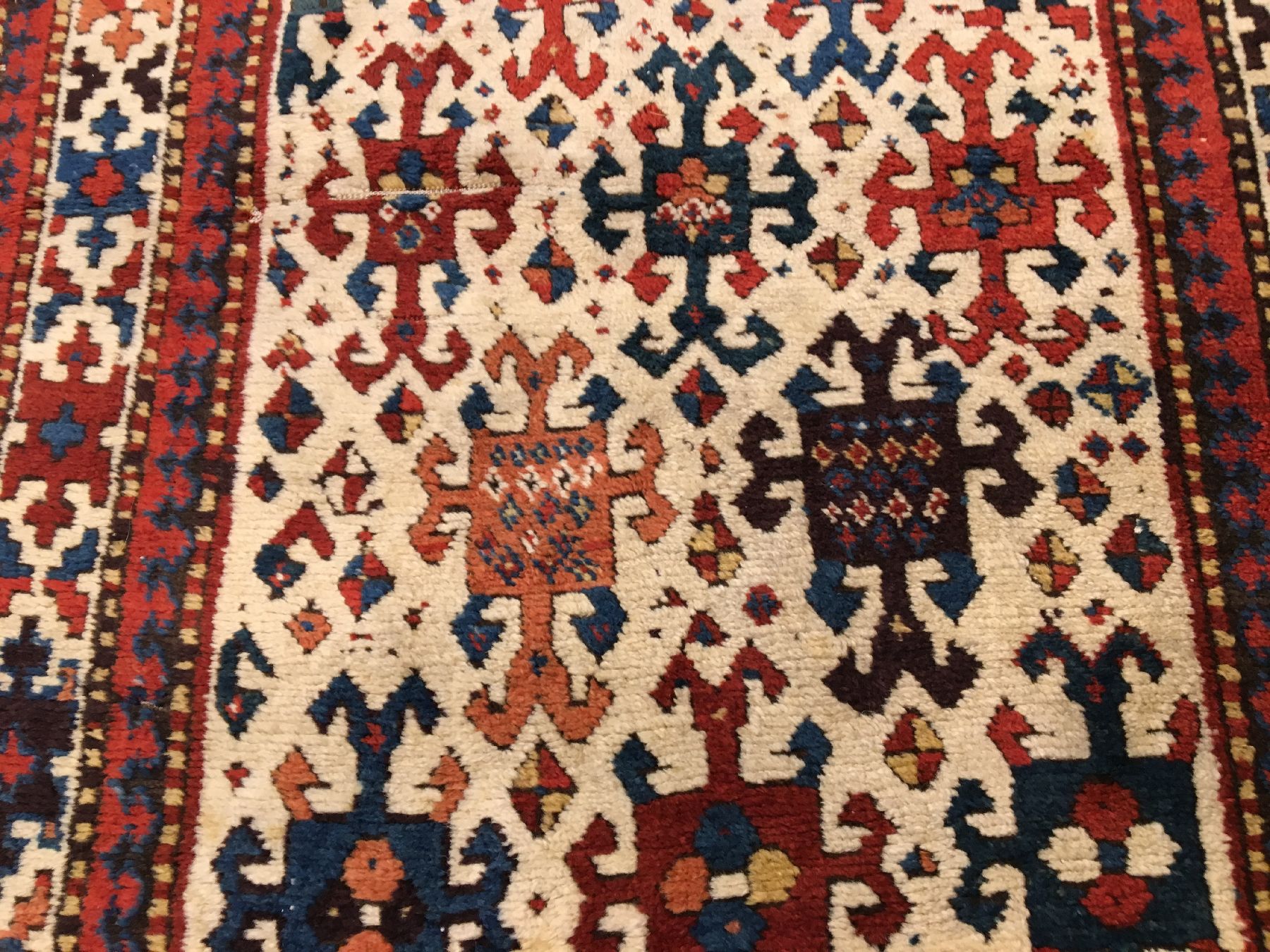 Detail e: Seltener weißgrundiger Schahsavan antik, Nordwestpersien, 19.Jhd., Wolle geknüpft auf Wolle. Weißgrundiger Schahsavan mit gutem ursprünglichen ...