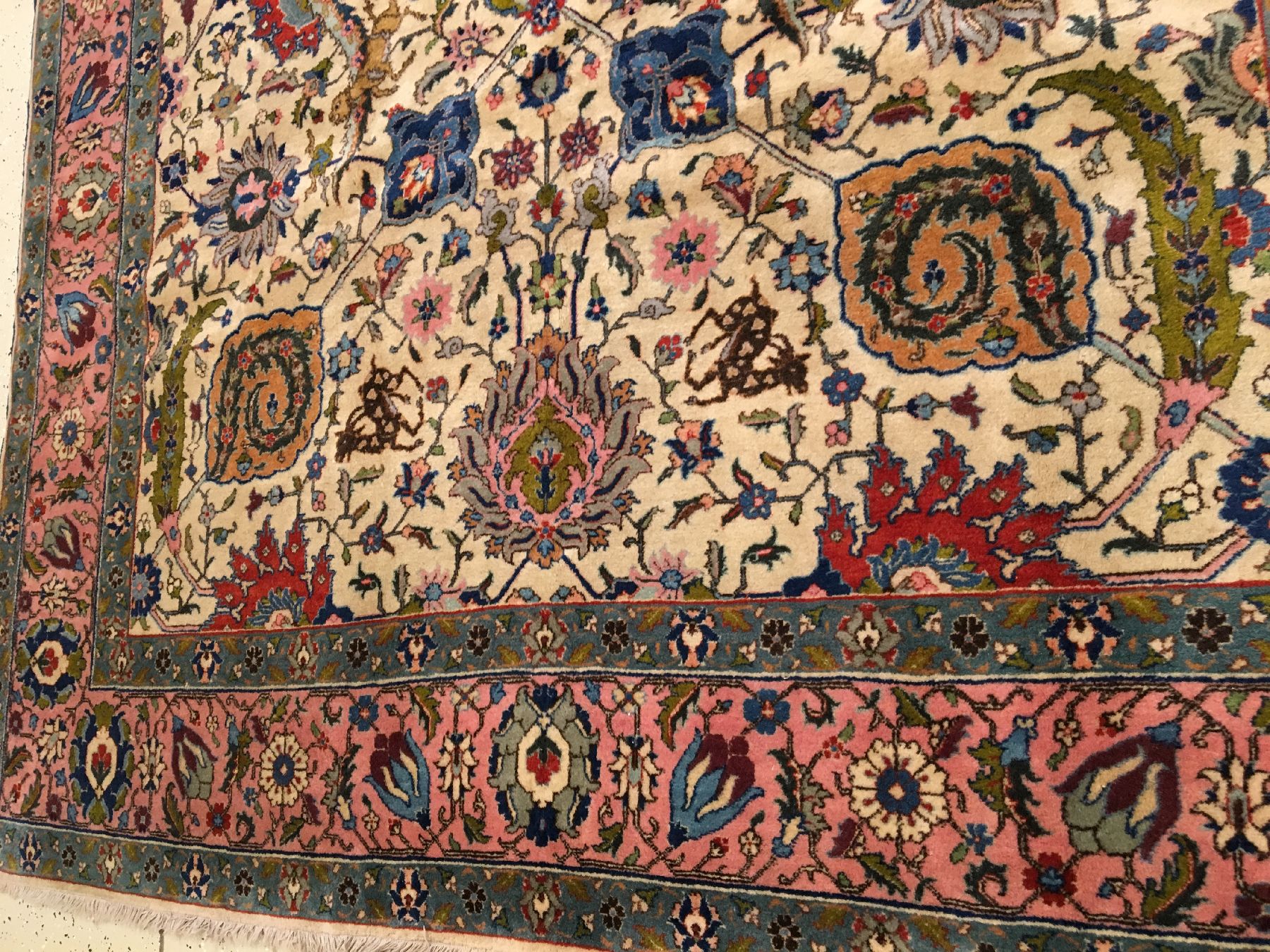 Detail c: Täbriz "Sherkate Galie Azerbaijan" alt (Signiert), Nordwestpersien, um 1920, Korkwolle geknüpft auf Baumwolle. Dekorativer Täbriz in ...