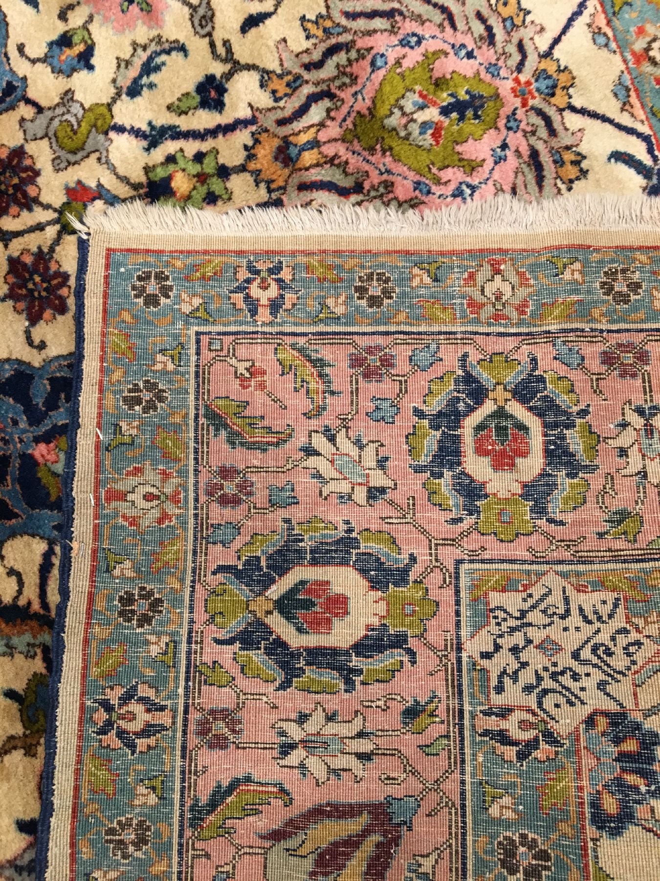 Detail i: Täbriz "Sherkate Galie Azerbaijan" alt (Signiert), Nordwestpersien, um 1920, Korkwolle geknüpft auf Baumwolle. Dekorativer Täbriz in ...